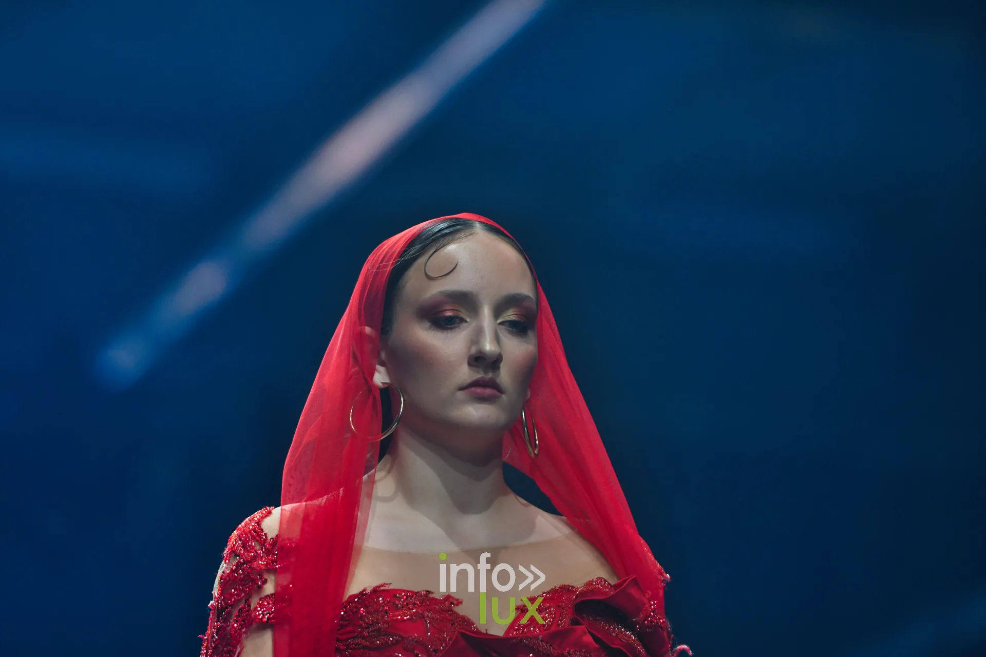 Voile rouge et robe rouge brodée, en gros plan, collection « Le Fil Sacré » de Christelle Bukasa, Lux Fashion Week 2026, Arlon