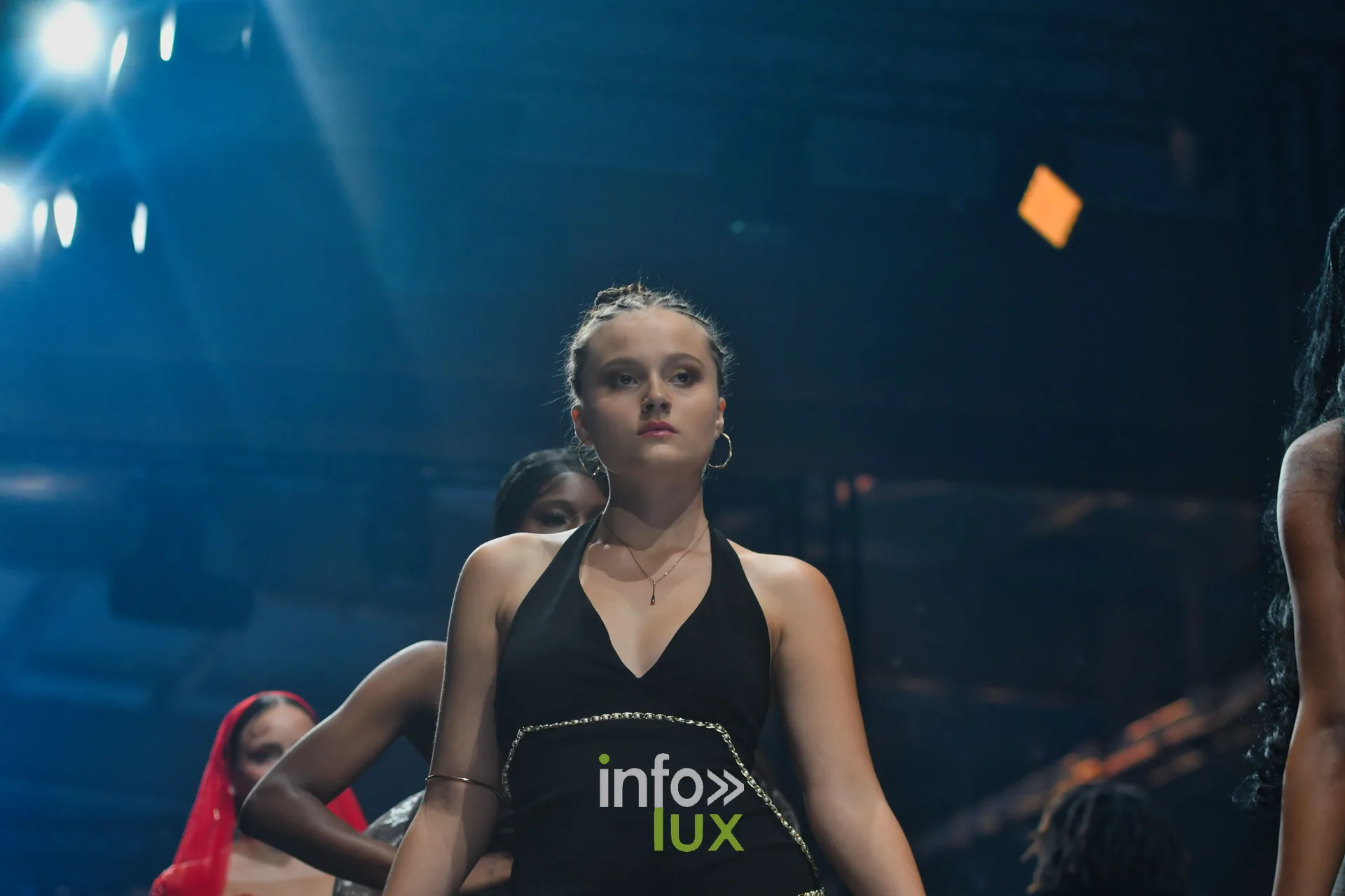 Robe noire à col licou et chaînes dorées, avec d’autres silhouettes de la collection en fin de passage, collection « Le Fil Sacré » de Christelle Bukasa, Lux Fashion Week 2026, Arlon