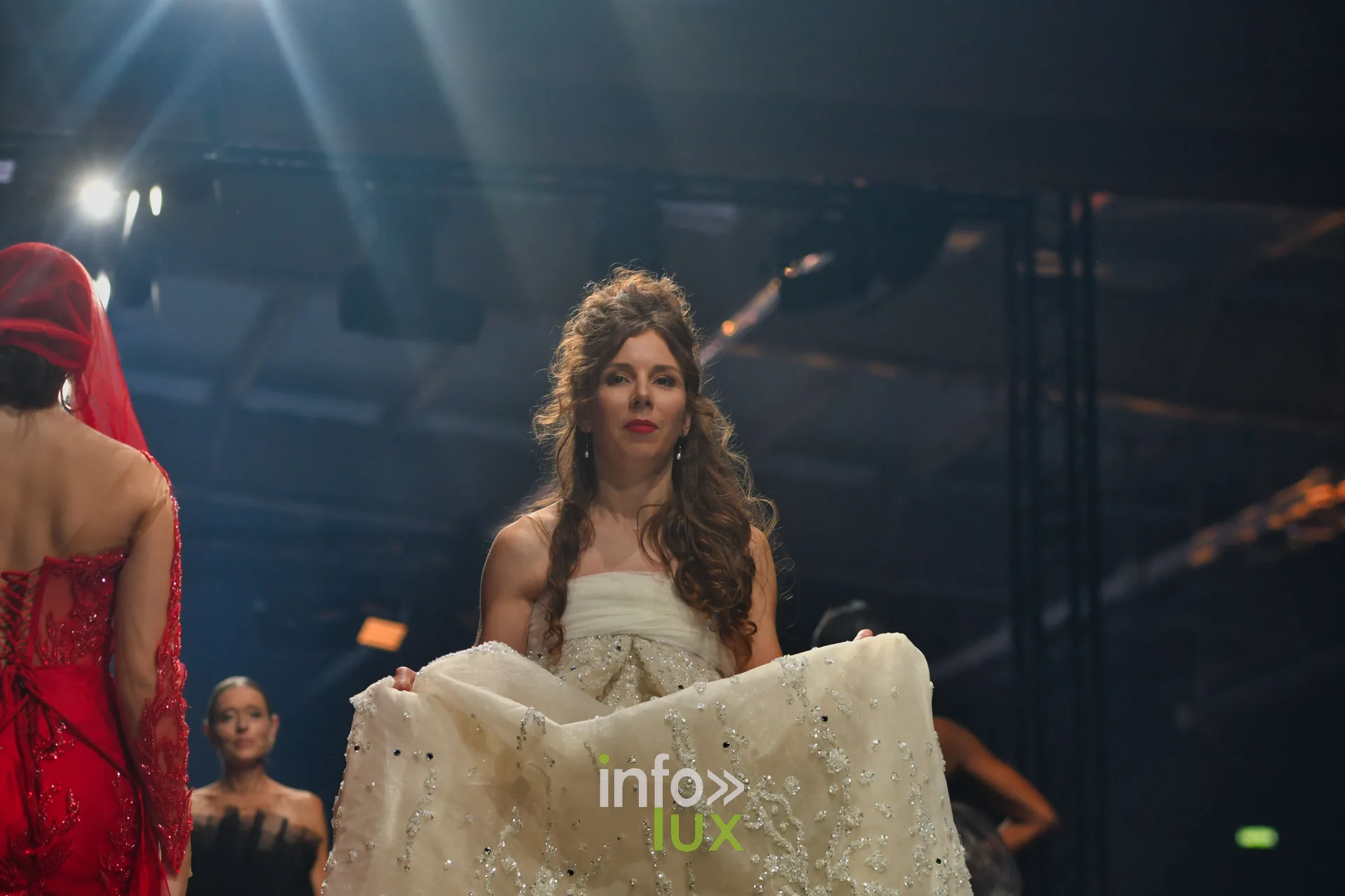 Robe ivoire brodée, jupe tenue à deux mains, en fin de passage, collection « Le Fil Sacré » de Christelle Bukasa, Lux Fashion Week 2026, Arlon