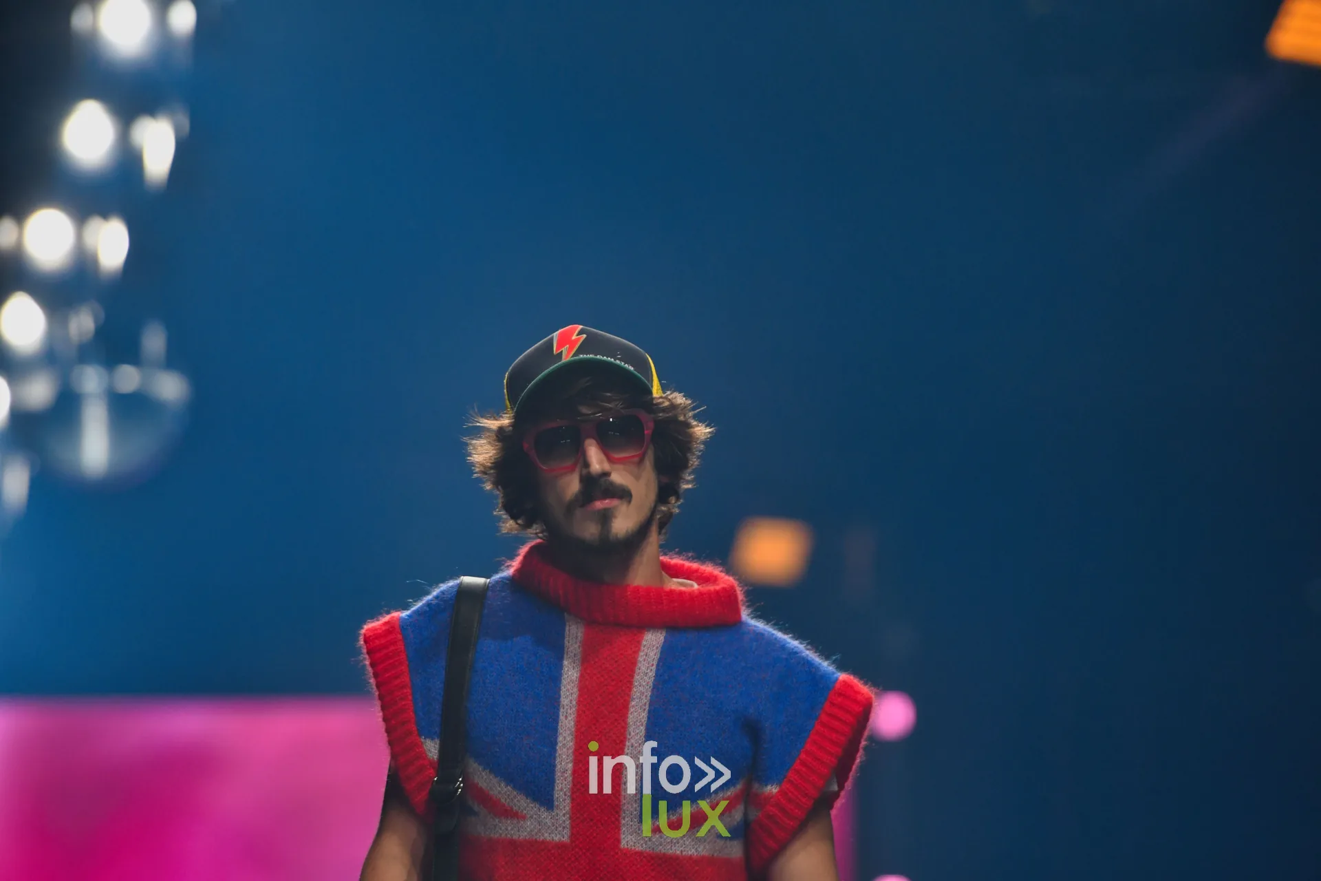 Pull sans manches en maille aux couleurs de l’Union Jack, casquette noire marquée d’un éclair rouge — Damlaws, « The Dam Star », Lux Fashion Week 2026, Arlon