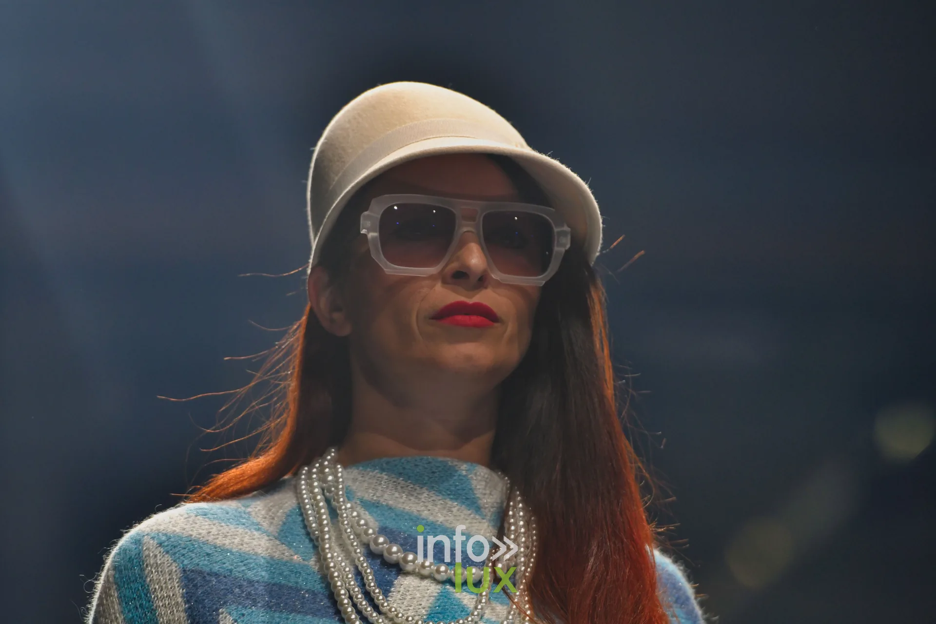 Pull en maille à motif bleu ciel et blanc, sautoirs de perles, chapeau cloche blanc — Damlaws, « The Dam Star », Lux Fashion Week 2026, Arlon