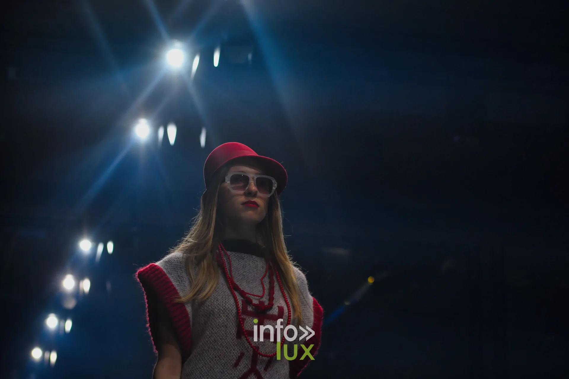 Pull sans manches blanc à motif rouge, bordures rouges et casquette rouge — Damlaws, « The Dam Star », Lux Fashion Week 2026, Arlon