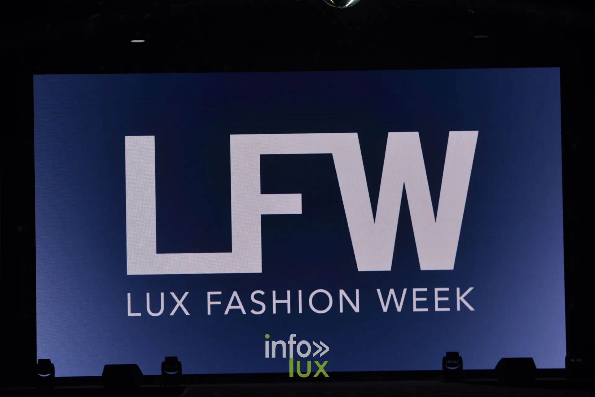 Écran « LFW Lux Fashion Week » sur la scène du hall polyvalent d’Arlon à la fin du défilé 2026