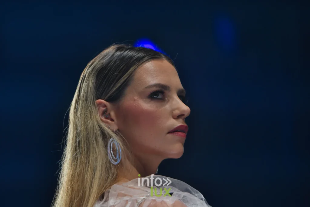 Portrait de profil : tulle rose pâle et longues boucles d’oreilles argentées — Francini_K, « La géométrie des fleurs », Lux Fashion Week 2026, Arlon
