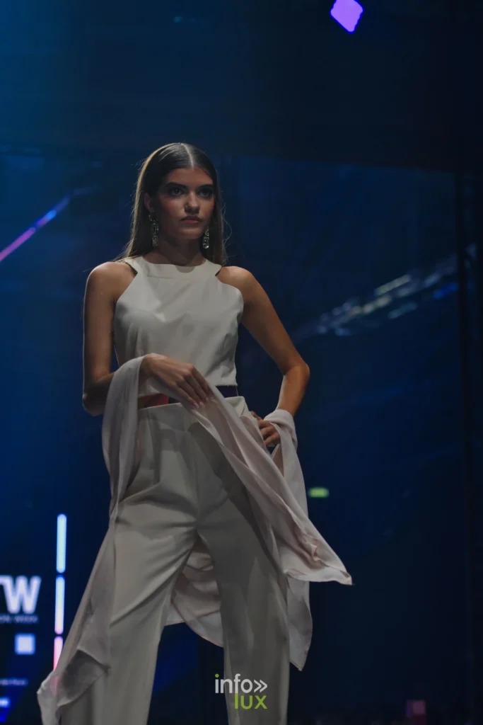 Top crème sans manches, pantalon crème et étole transparente — Francini_K, « La géométrie des fleurs », Lux Fashion Week 2026, Arlon