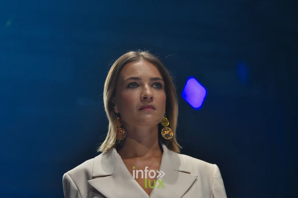 Portrait : veste de tailleur beige et boucles d’oreilles dorées — Francini_K, « La géométrie des fleurs », Lux Fashion Week 2026, Arlon