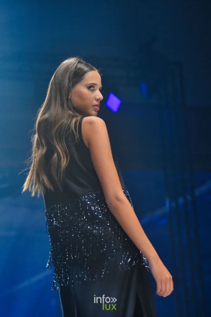 De dos : haut noir sans manches à franges de sequins — Francini_K, « La géométrie des fleurs », Lux Fashion Week 2026, Arlon