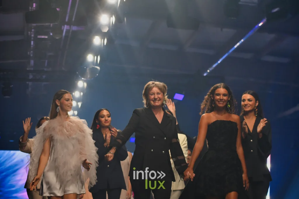 Retour de toutes les silhouettes sur le podium à la fin du passage — Francini_K, « La géométrie des fleurs », Lux Fashion Week 2026, Arlon