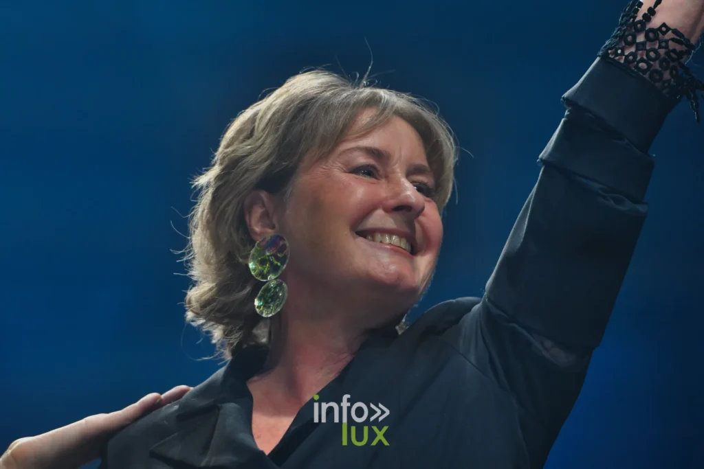 Salut au public, bras levé, à la fin du passage — Francini_K, « La géométrie des fleurs », Lux Fashion Week 2026, Arlon