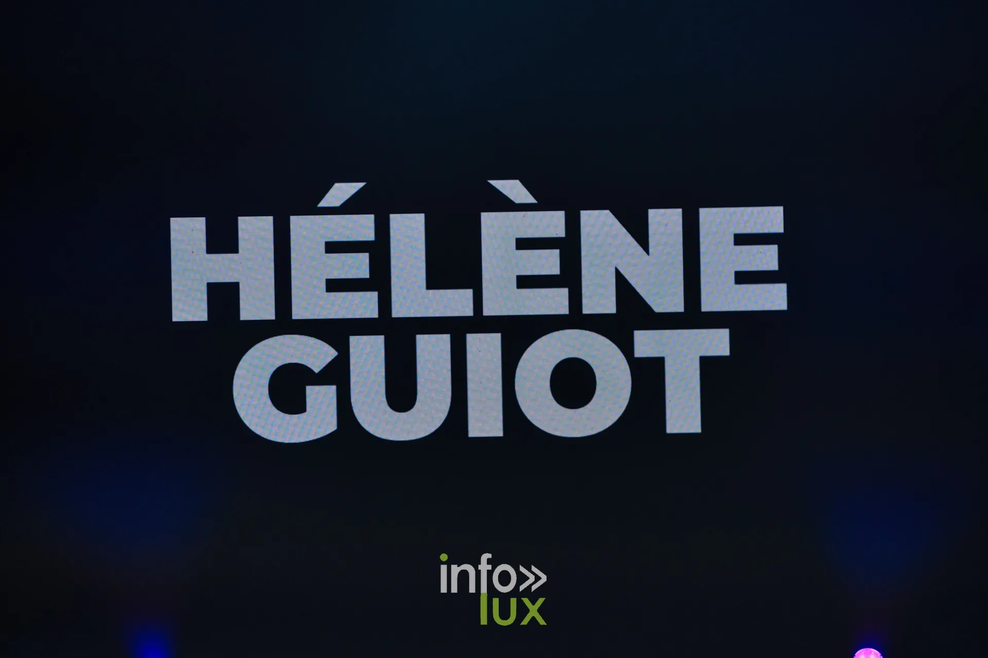Écran de scène au nom d’Hélène Guiot, au début de son passage, Lux Fashion Week 2026, Arlon