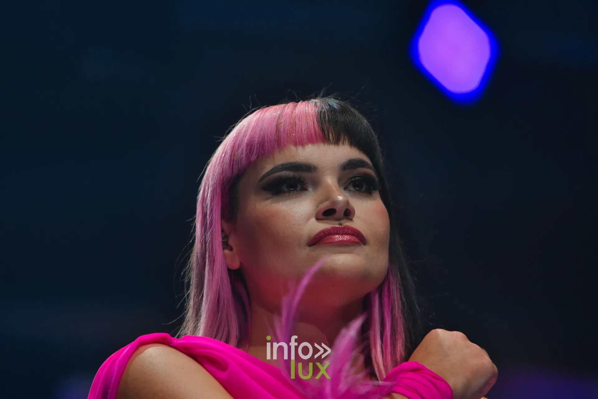 Tenue fuchsia et plume rose, en gros plan, collection « Meraki bloom » d’Hélène Guiot, Lux Fashion Week 2026, Arlon