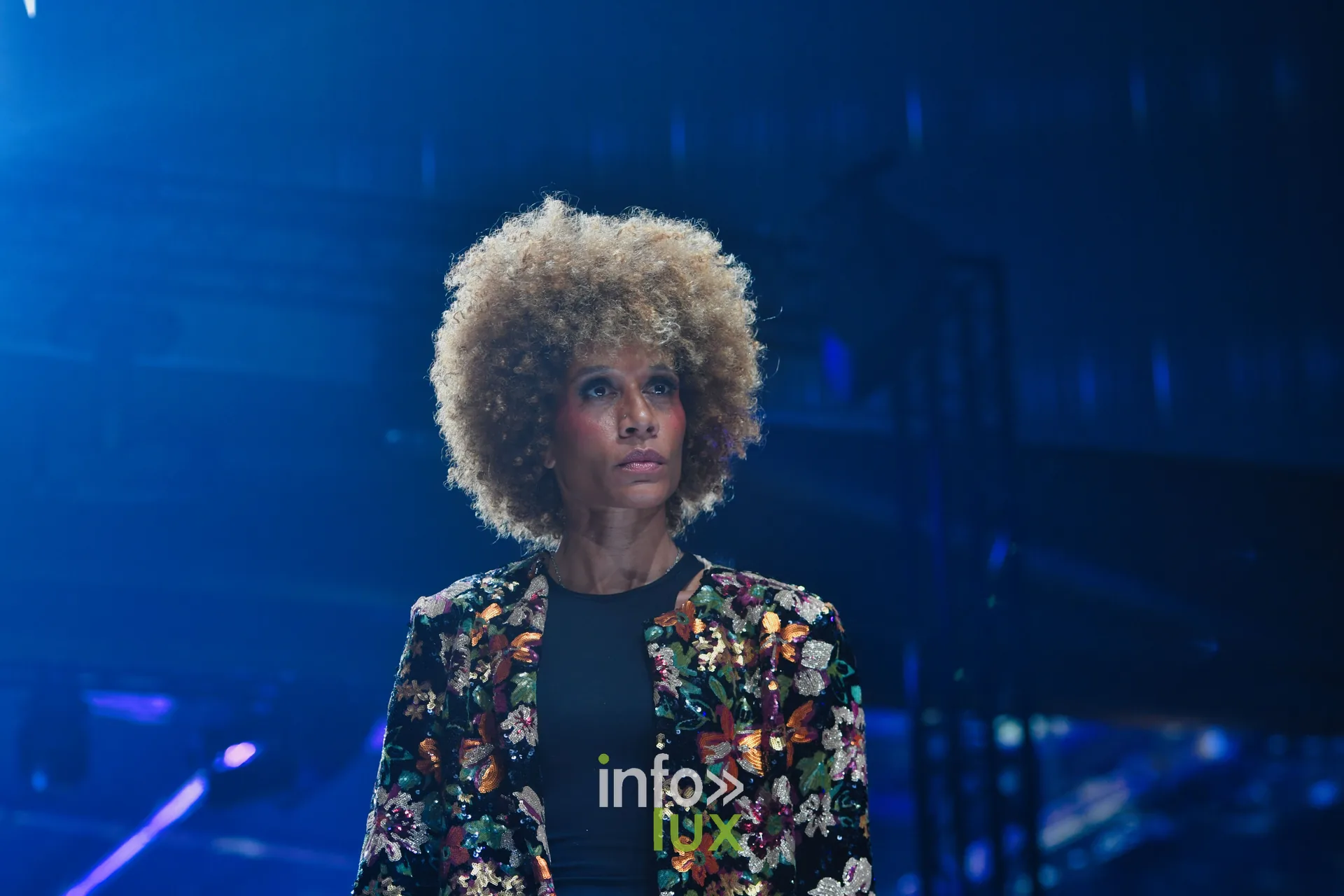 Veste brodée de fleurs multicolores à sequins sur un haut noir, collection « Meraki bloom » d’Hélène Guiot, Lux Fashion Week 2026, Arlon