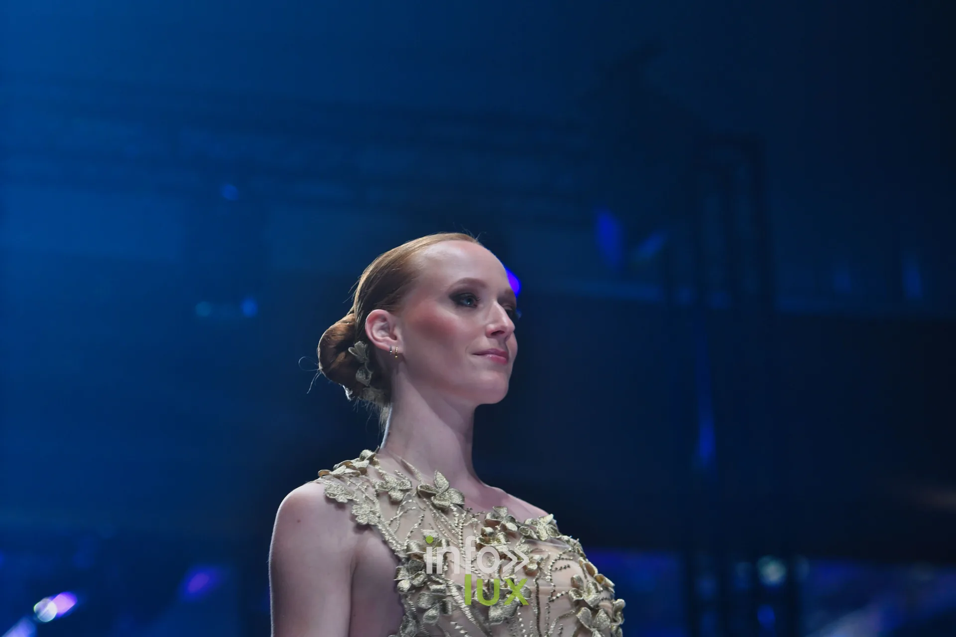 Bustier ivoire et doré orné de fleurs en relief, collection « Meraki bloom » d’Hélène Guiot, Lux Fashion Week 2026, Arlon