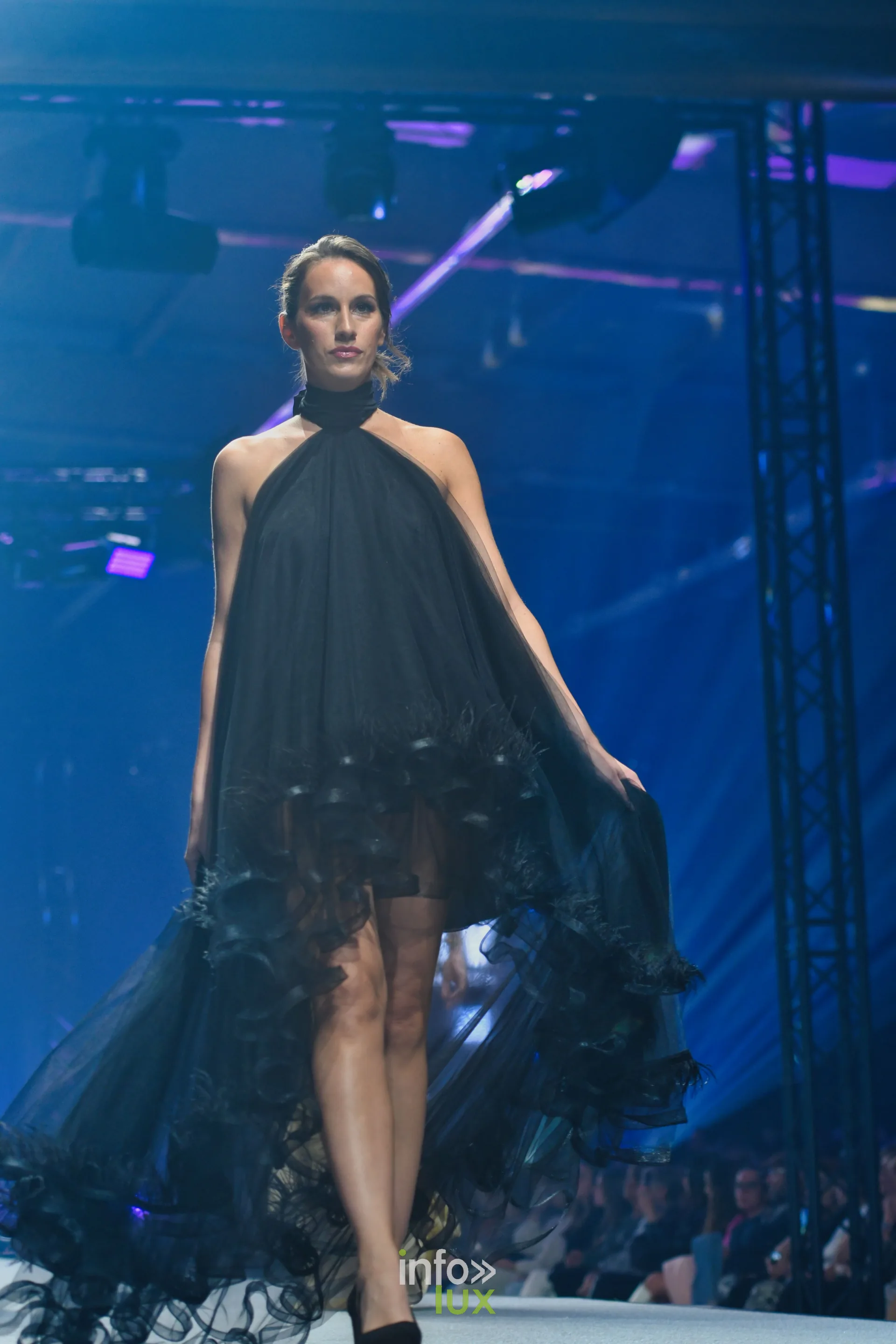Robe noire en voile à col licou, ourlet asymétrique à volants, collection « Meraki bloom » d’Hélène Guiot, Lux Fashion Week 2026, Arlon