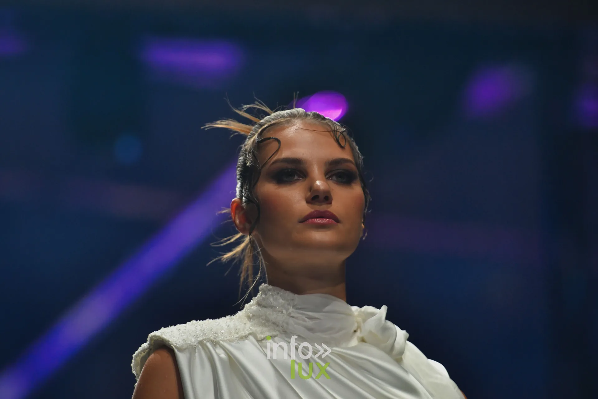 Haut drapé en satin blanc à col montant, en gros plan, collection « Meraki bloom » d’Hélène Guiot, Lux Fashion Week 2026, Arlon