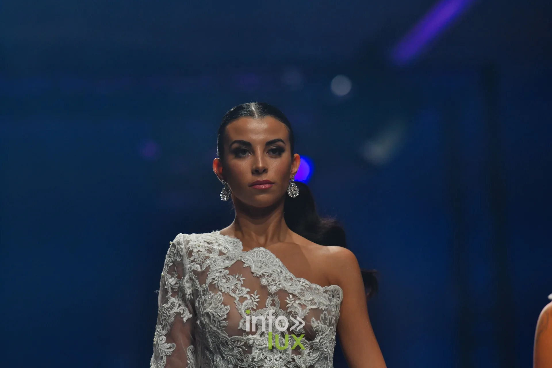 Robe en dentelle blanche asymétrique à une épaule, collection « Meraki bloom » d’Hélène Guiot, Lux Fashion Week 2026, Arlon
