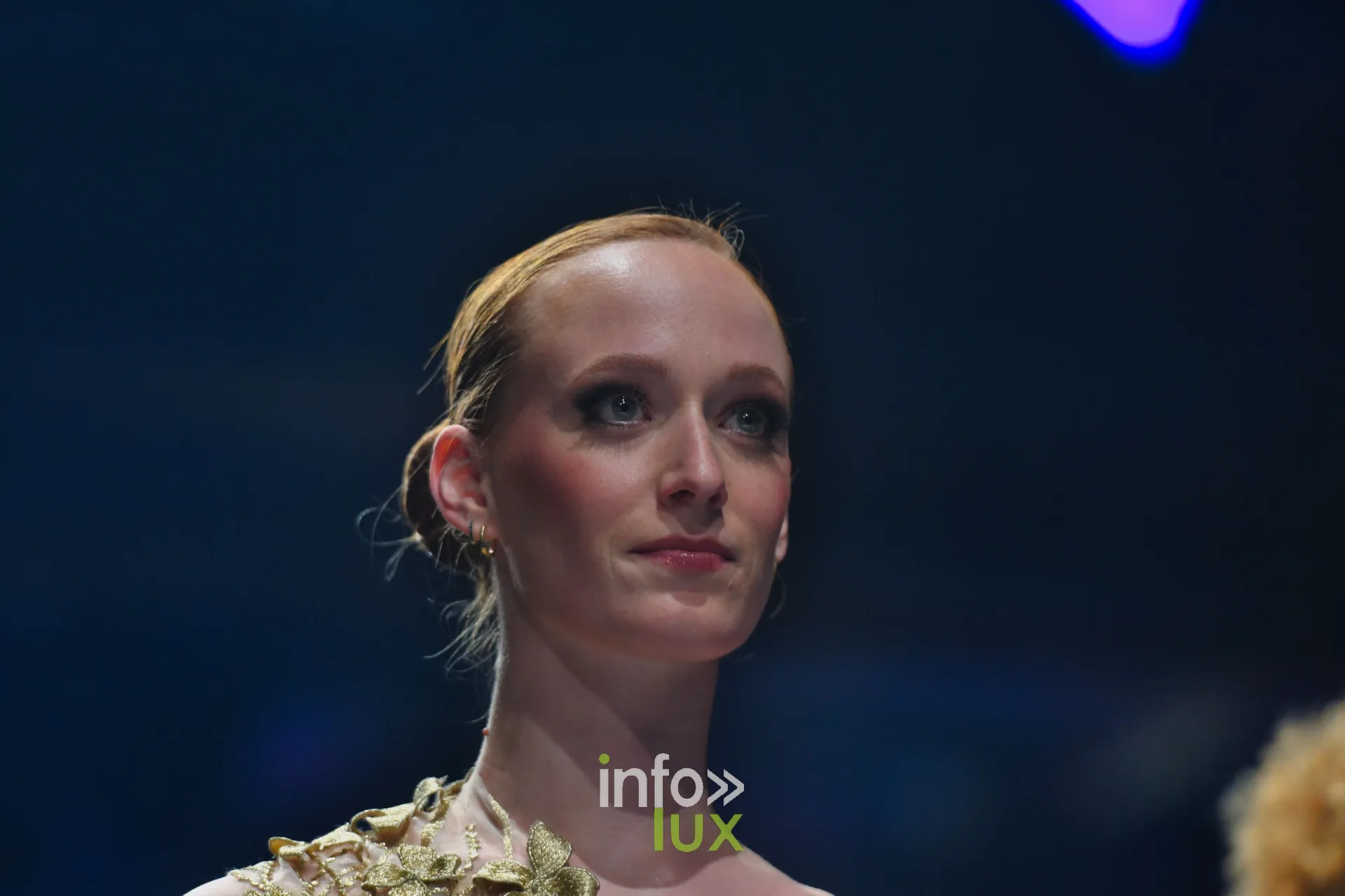 Bustier doré à fleurs en relief, en gros plan, collection « Meraki bloom » d’Hélène Guiot, Lux Fashion Week 2026, Arlon