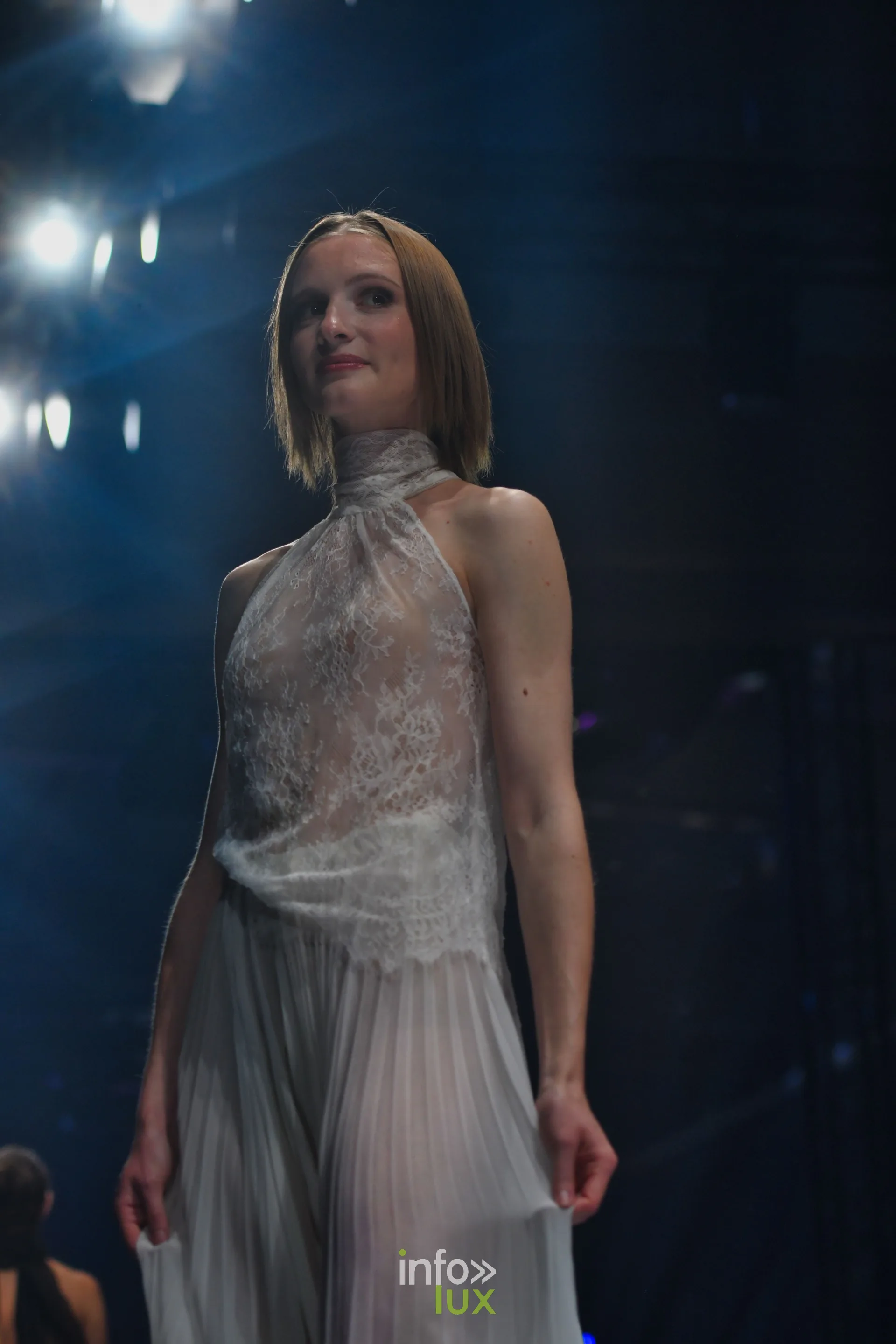 Haut en dentelle transparente à col montant et jupe longue plissée, collection « Meraki bloom » d’Hélène Guiot, Lux Fashion Week 2026, Arlon
