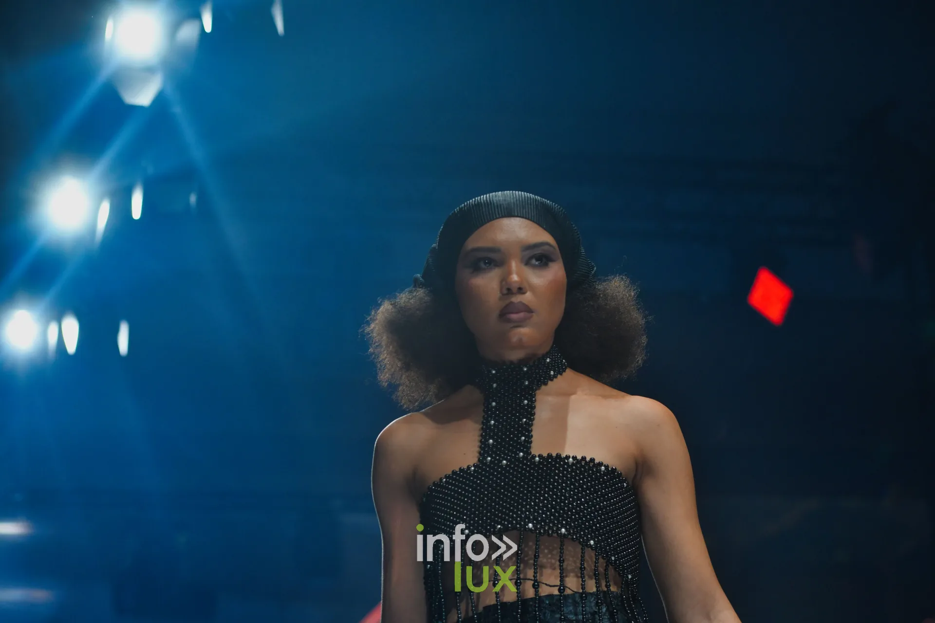 Bustier noir perlé à franges et col montant, en gros plan — R. Lopes, « Raízes d’Ouro », Lux Fashion Week 2026, Arlon