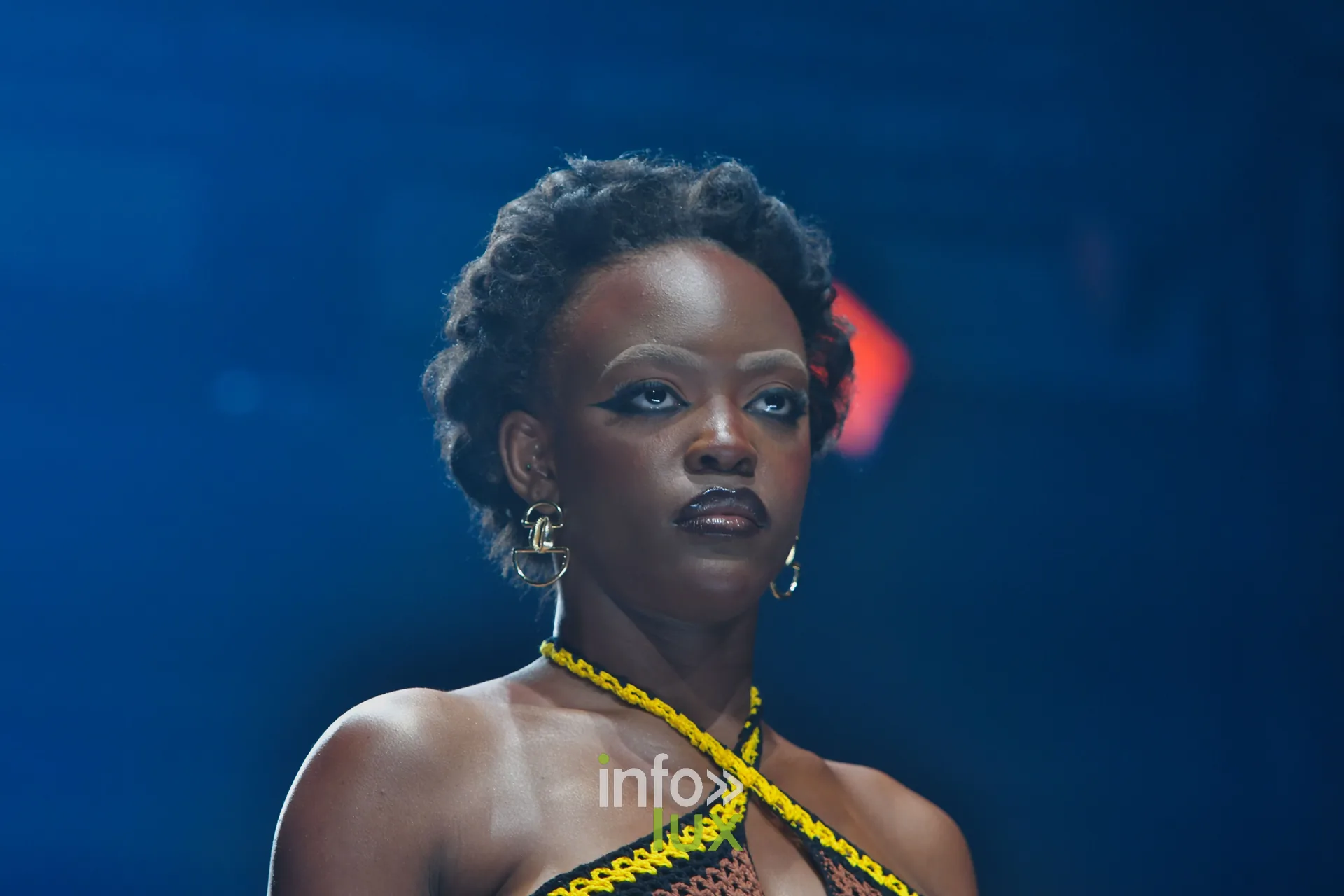 Haut en crochet à cordons jaunes croisés, en gros plan — R. Lopes, « Raízes d’Ouro », Lux Fashion Week 2026, Arlon