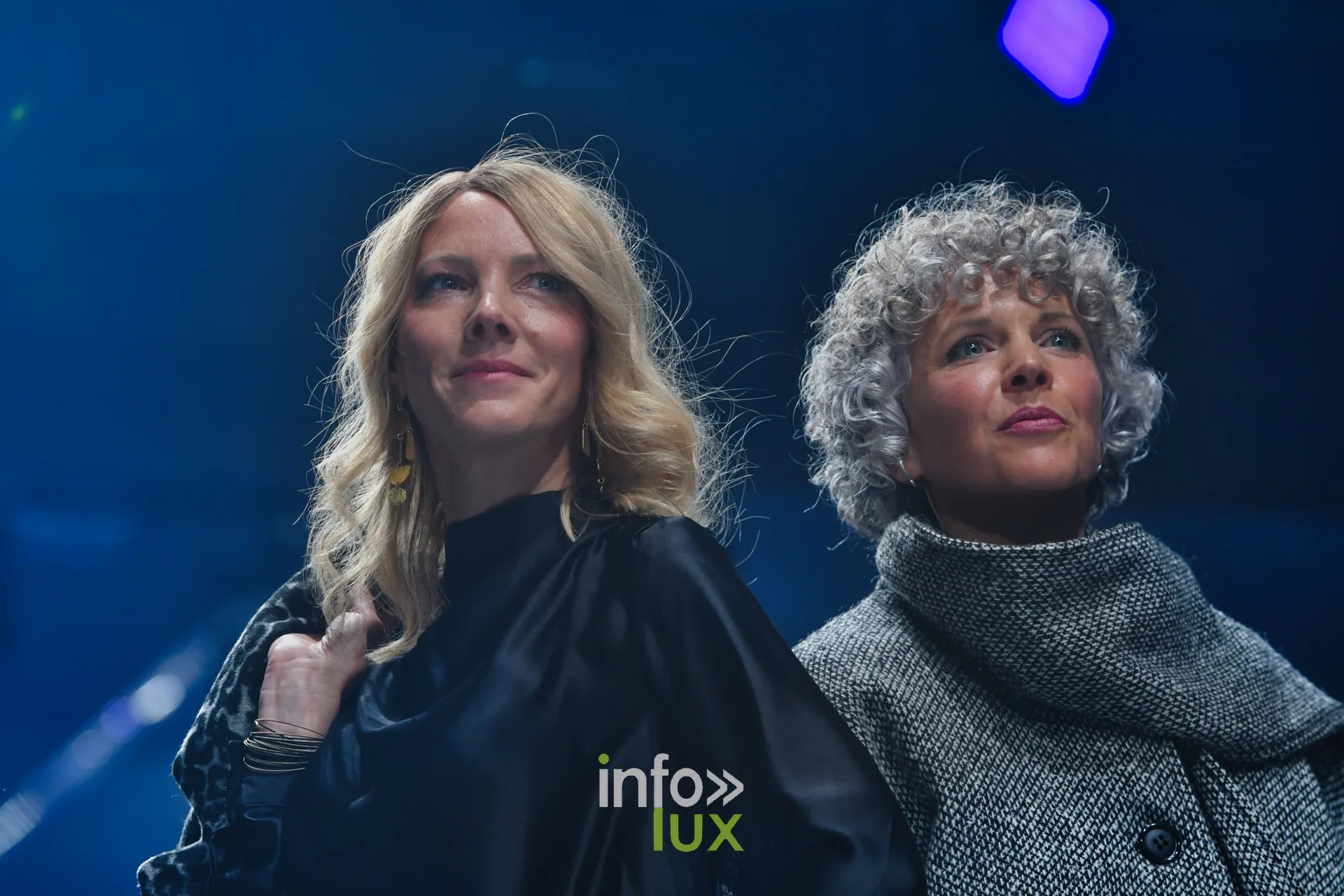 Deux participantes : chemise en satin noir et foulard léopard ; manteau en tweed gris à grand col — Made by You, école de couture et de stylisme de Charlotte Spoidenne, Lux Fashion Week 2026, Arlon