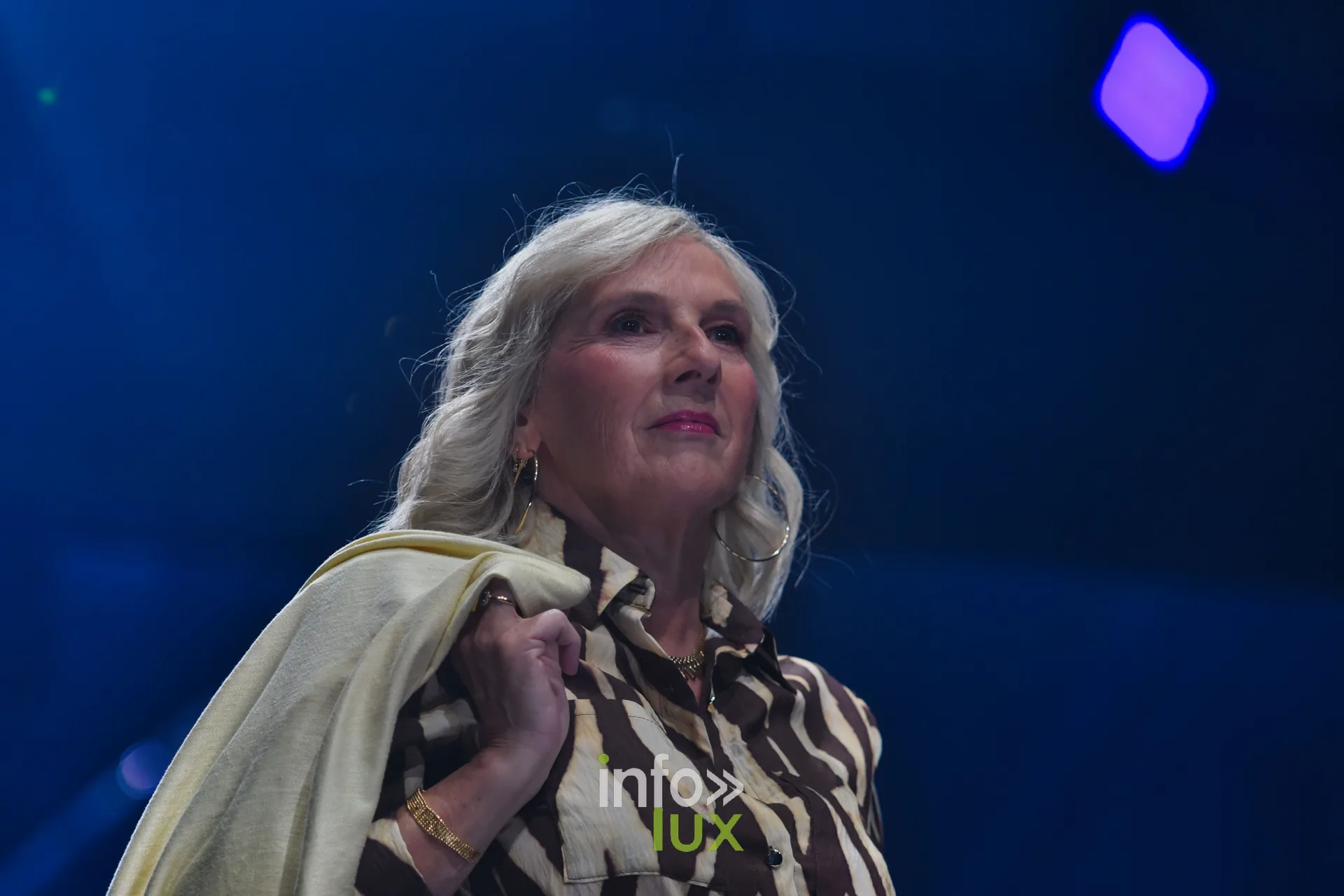 Chemisier à motif zébré brun et blanc, veste jaune pâle portée sur l’épaule — Made by You, école de couture et de stylisme de Charlotte Spoidenne, Lux Fashion Week 2026, Arlon