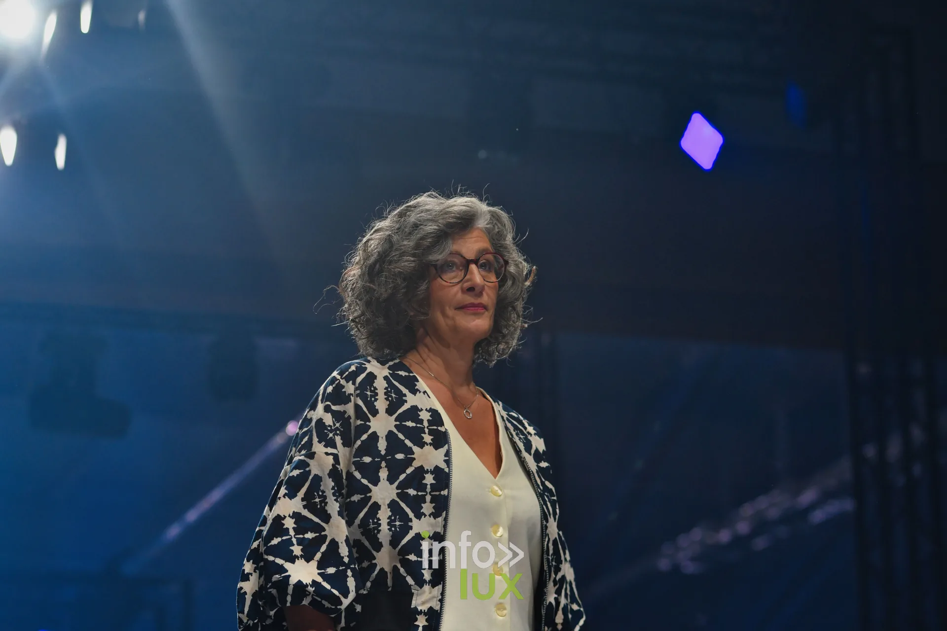 Veste kimono à motif géométrique noir et blanc sur chemisier crème — Made by You, école de couture et de stylisme de Charlotte Spoidenne, Lux Fashion Week 2026, Arlon