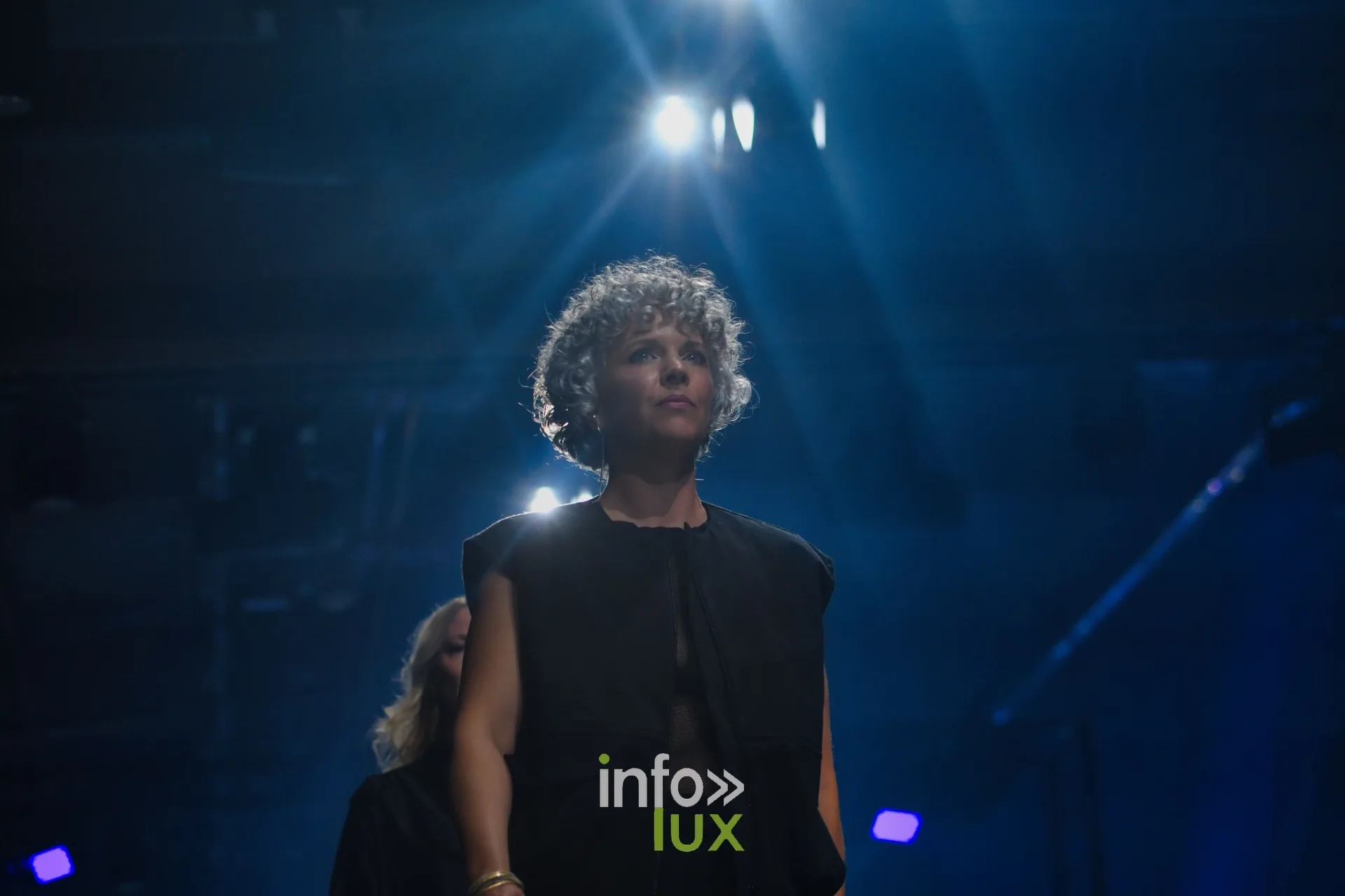 Haut noir sans manches, sous les projecteurs du podium — Made by You, école de couture et de stylisme de Charlotte Spoidenne, Lux Fashion Week 2026, Arlon