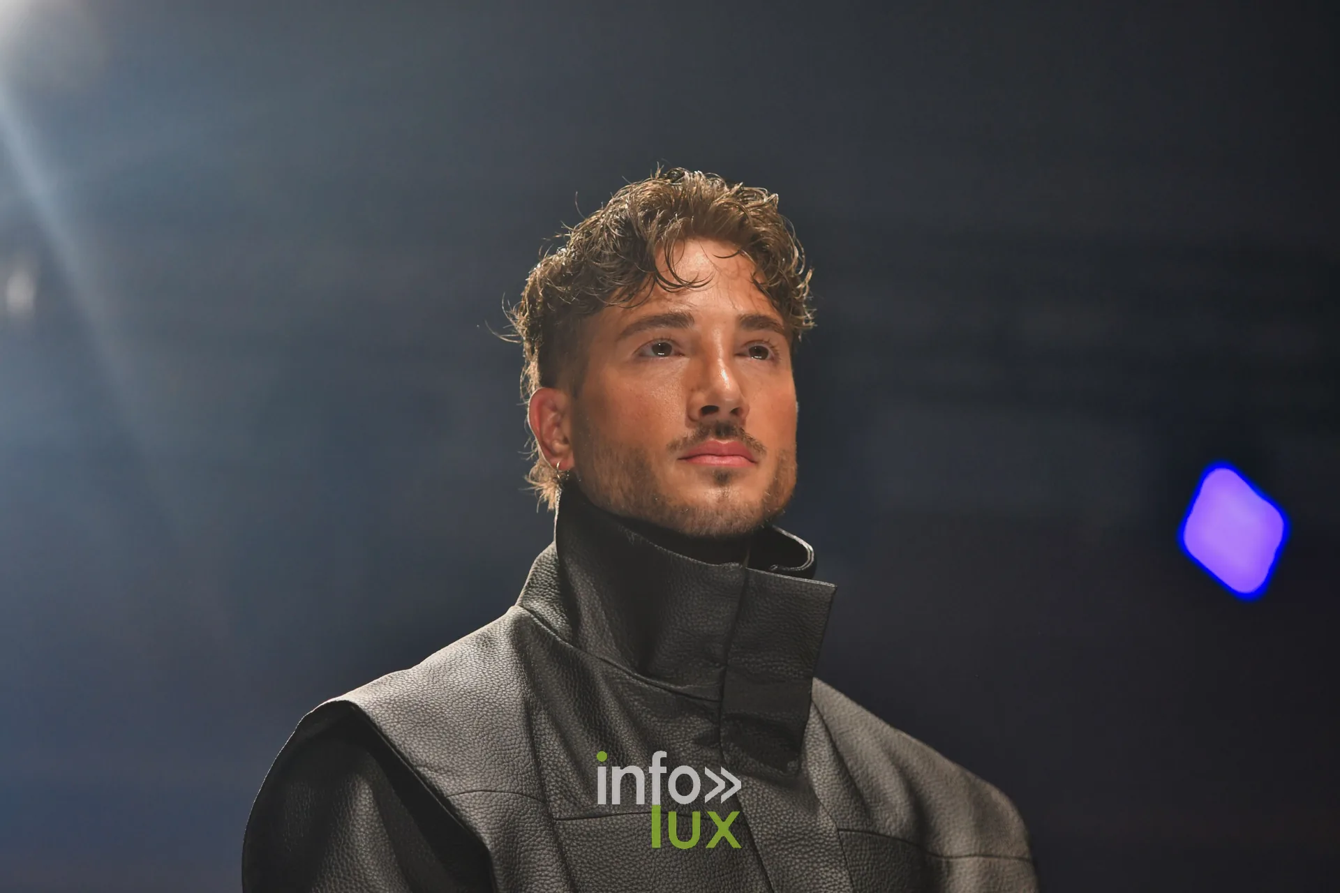 Col montant d’une veste en cuir noir, en gros plan, collection « NYRO » de Mathieu Panzokou, Lux Fashion Week 2026, Arlon