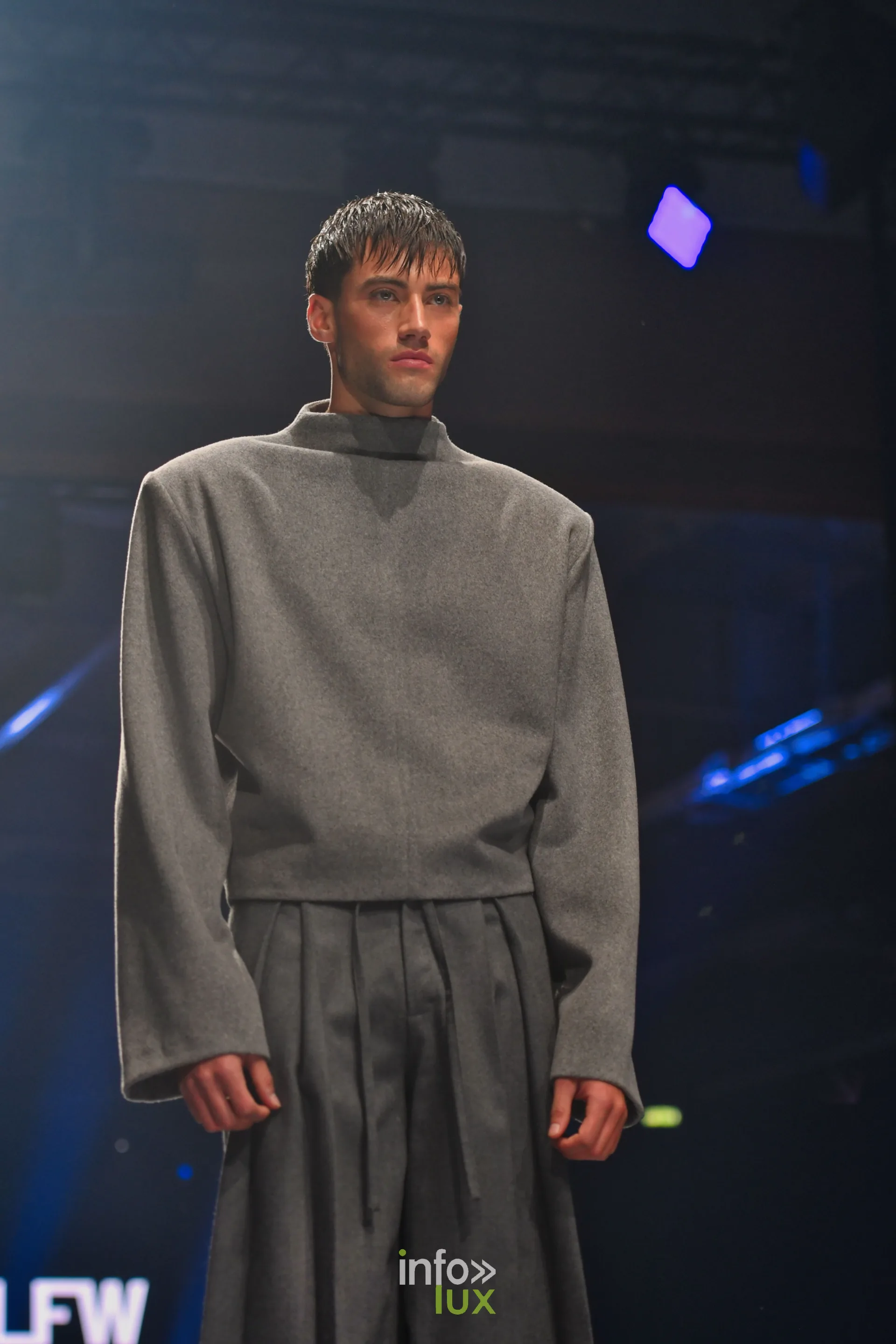 Haut gris à épaules structurées et pantalon large gris à pinces, collection « NYRO » de Mathieu Panzokou, Lux Fashion Week 2026, Arlon
