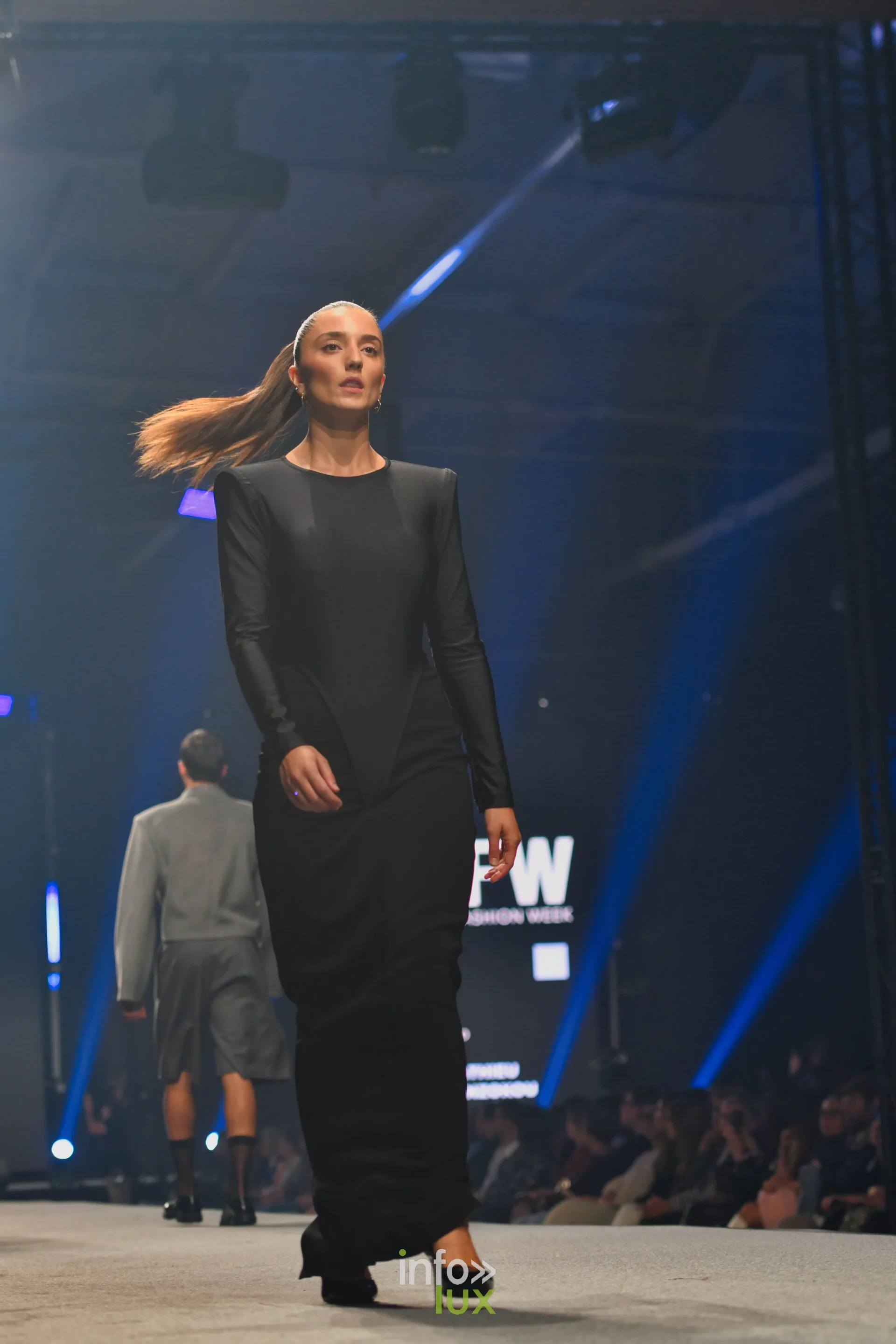 Robe longue noire à manches longues et épaules marquées, collection « NYRO » de Mathieu Panzokou, Lux Fashion Week 2026, Arlon