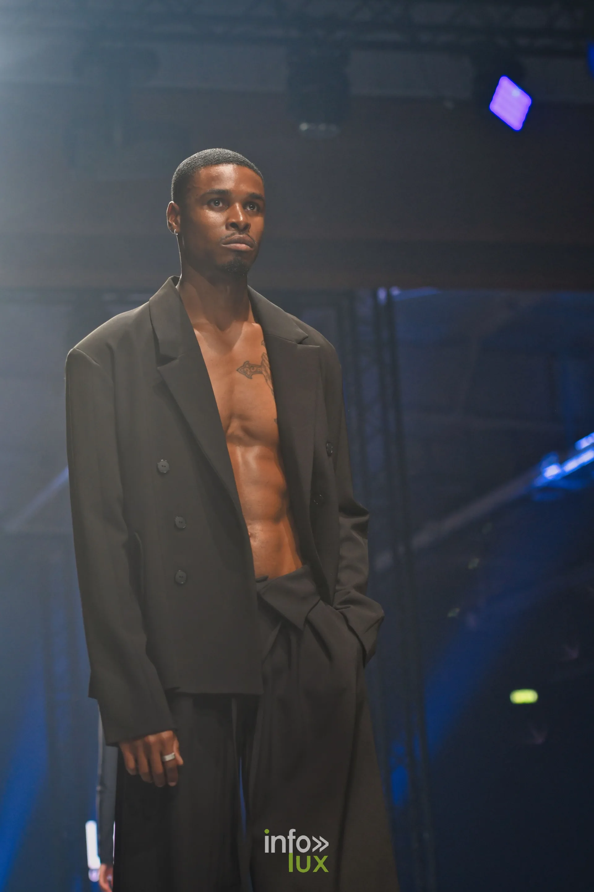 Costume noir ample porté torse nu, collection « NYRO » de Mathieu Panzokou, Lux Fashion Week 2026, Arlon