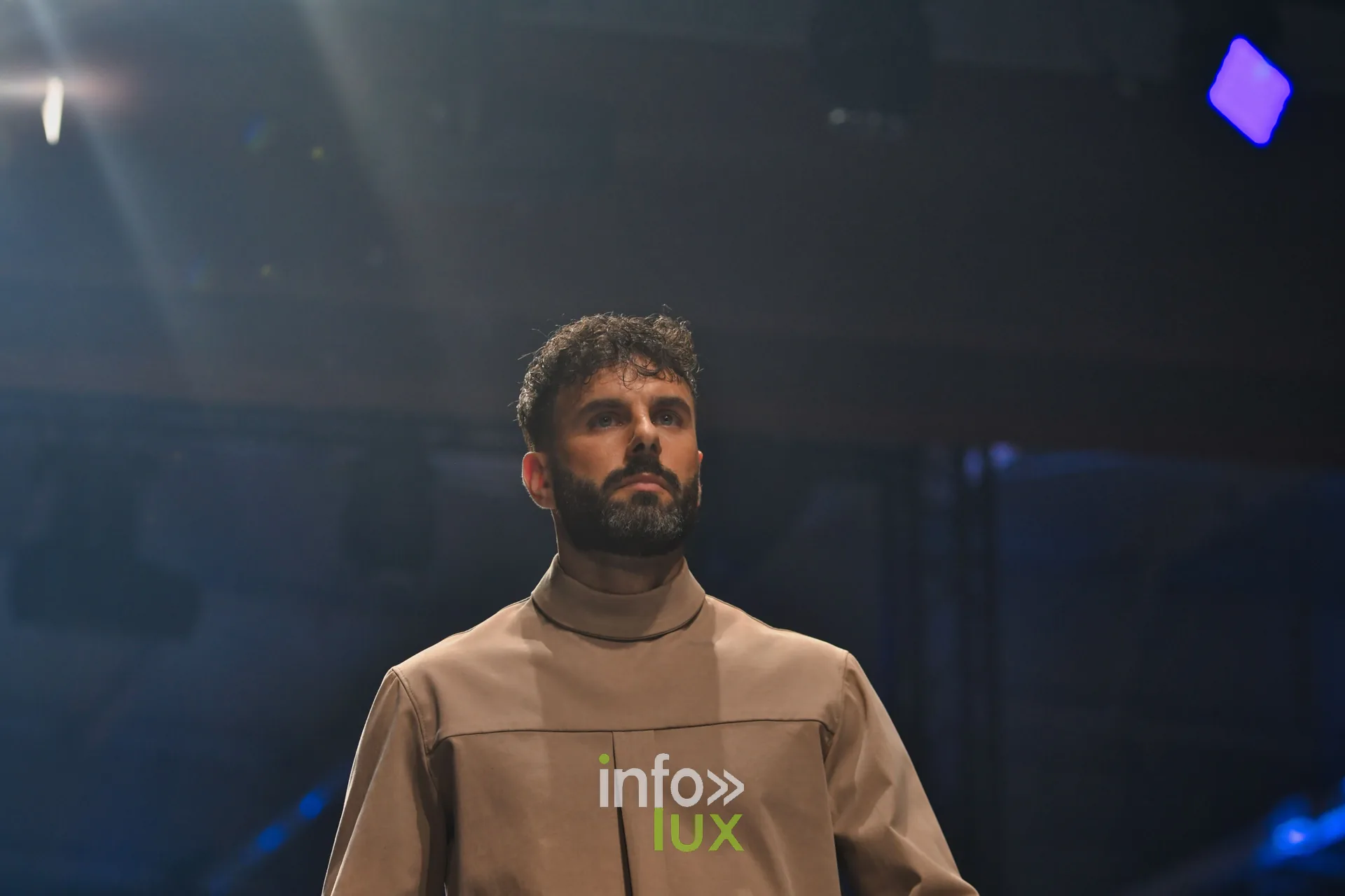 Haut beige à col montant, collection « NYRO » de Mathieu Panzokou, Lux Fashion Week 2026, Arlon