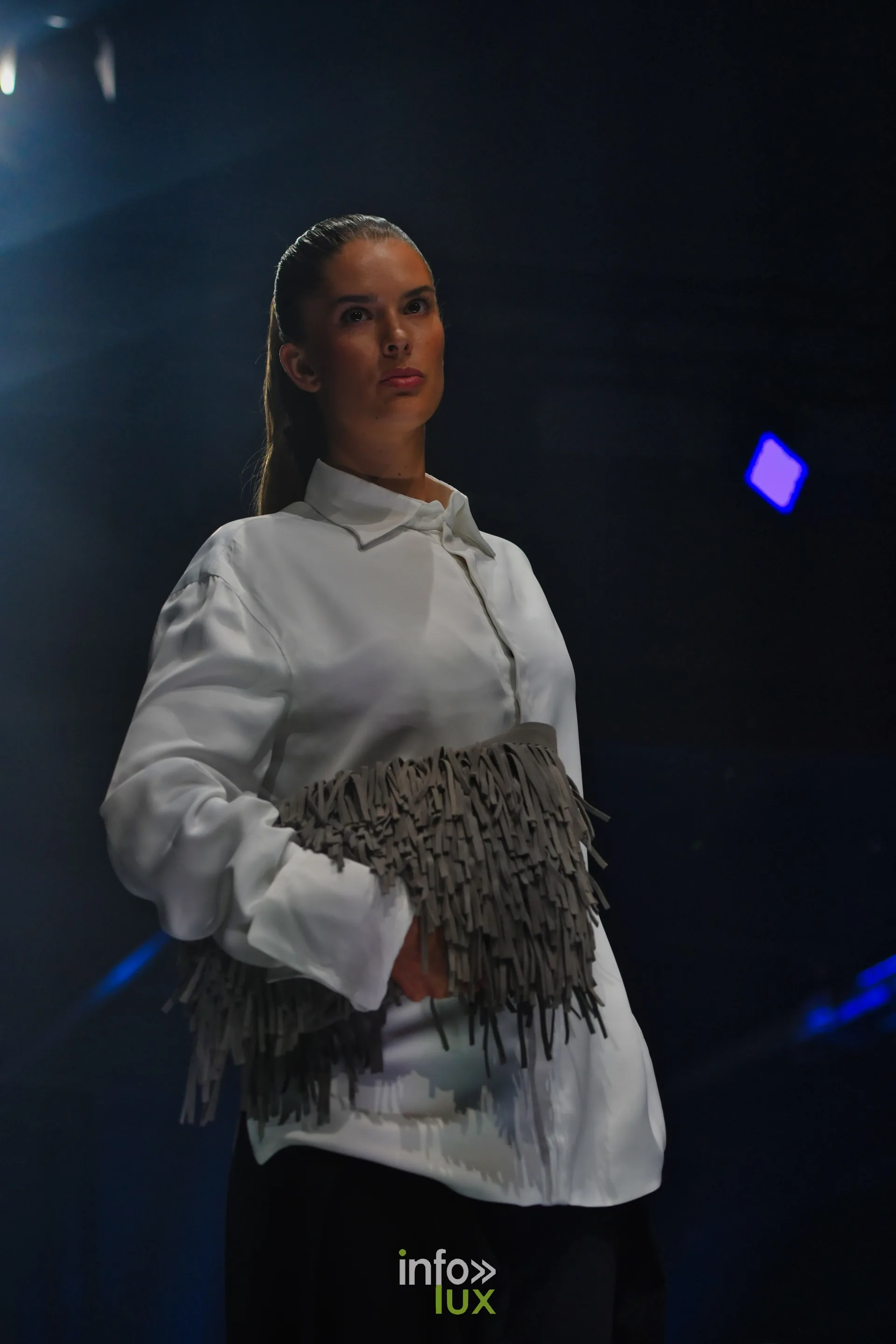 Chemise blanche ample et pochette à franges grises, collection « NYRO » de Mathieu Panzokou, Lux Fashion Week 2026, Arlon