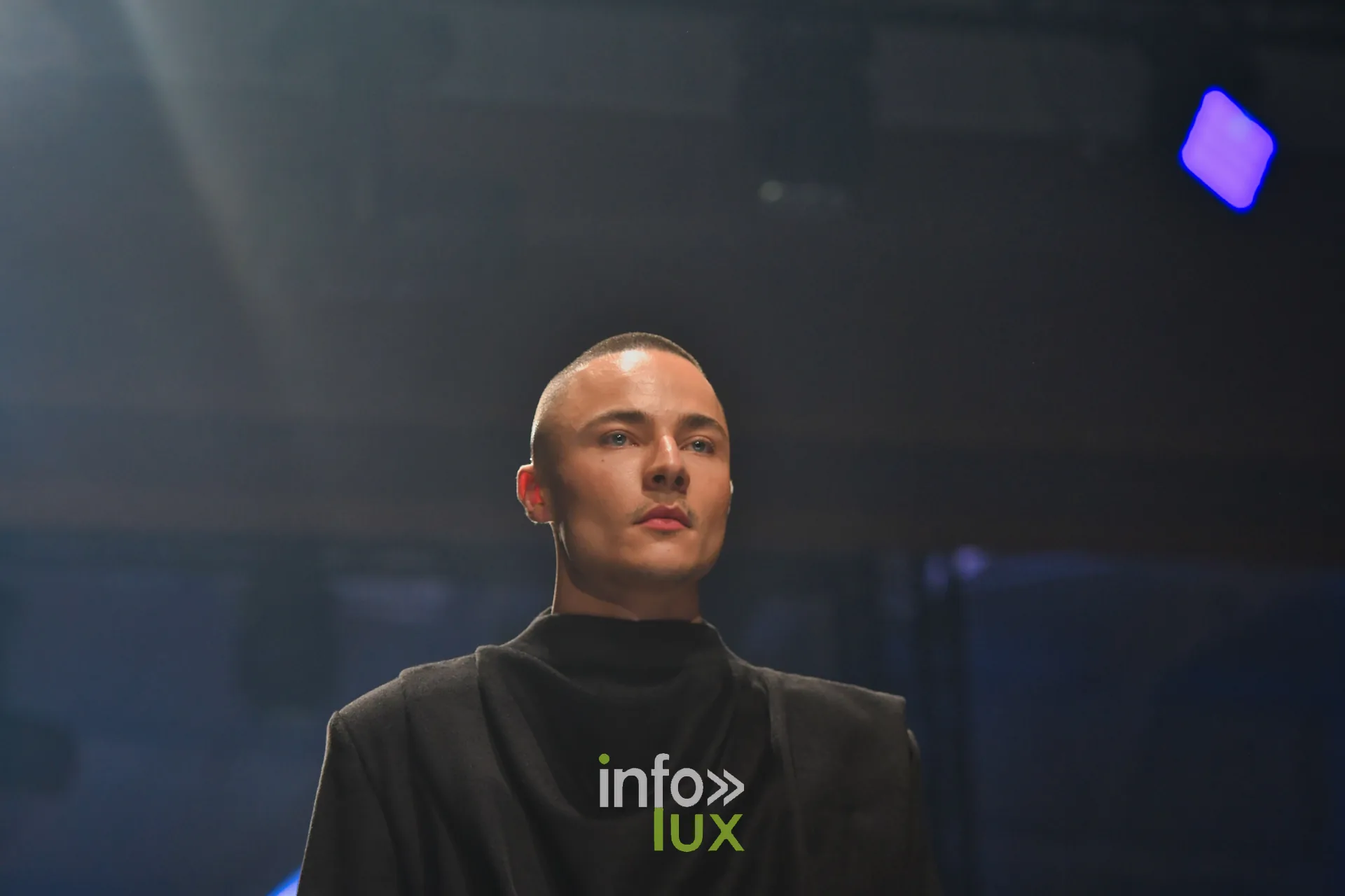Haut noir à col drapé sous un gilet noir, collection « NYRO » de Mathieu Panzokou, Lux Fashion Week 2026, Arlon