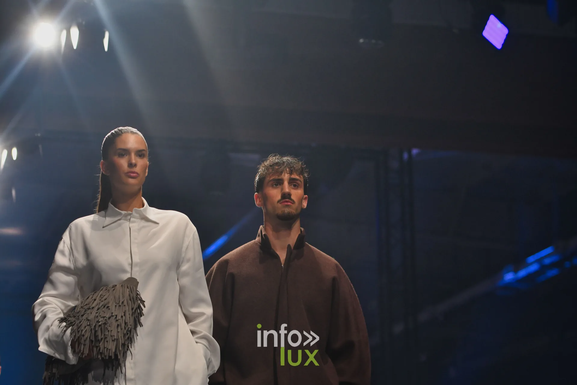 Chemise blanche avec pochette à franges et chemise brune, collection « NYRO » de Mathieu Panzokou, Lux Fashion Week 2026, Arlon