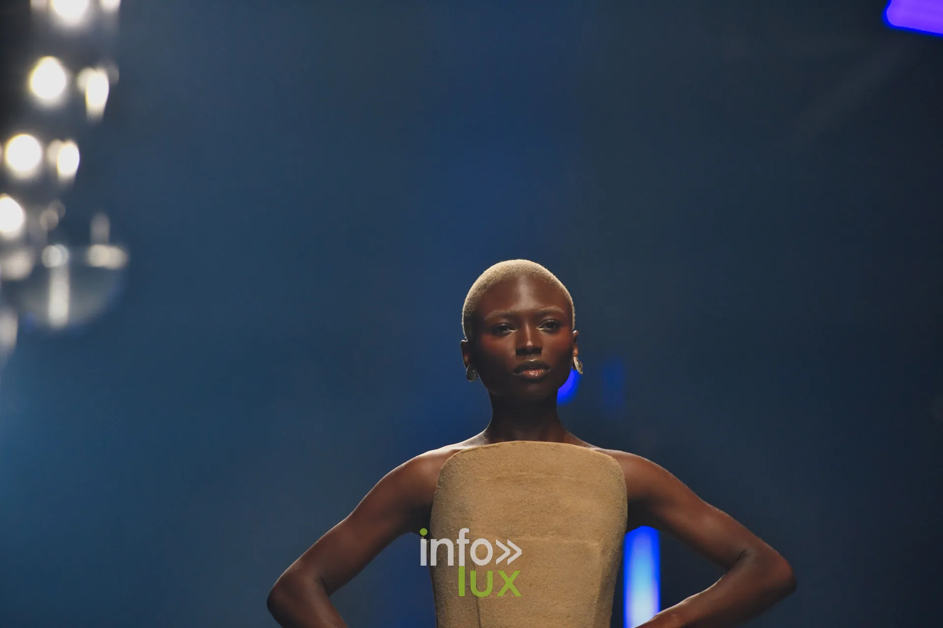 Robe bustier beige texturée, en gros plan, collection « NYRO » de Mathieu Panzokou, Lux Fashion Week 2026, Arlon