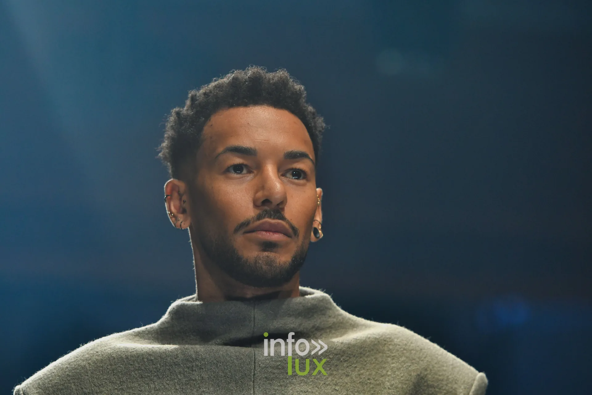 Pull gris-vert à col montant, en gros plan, collection « NYRO » de Mathieu Panzokou, Lux Fashion Week 2026, Arlon