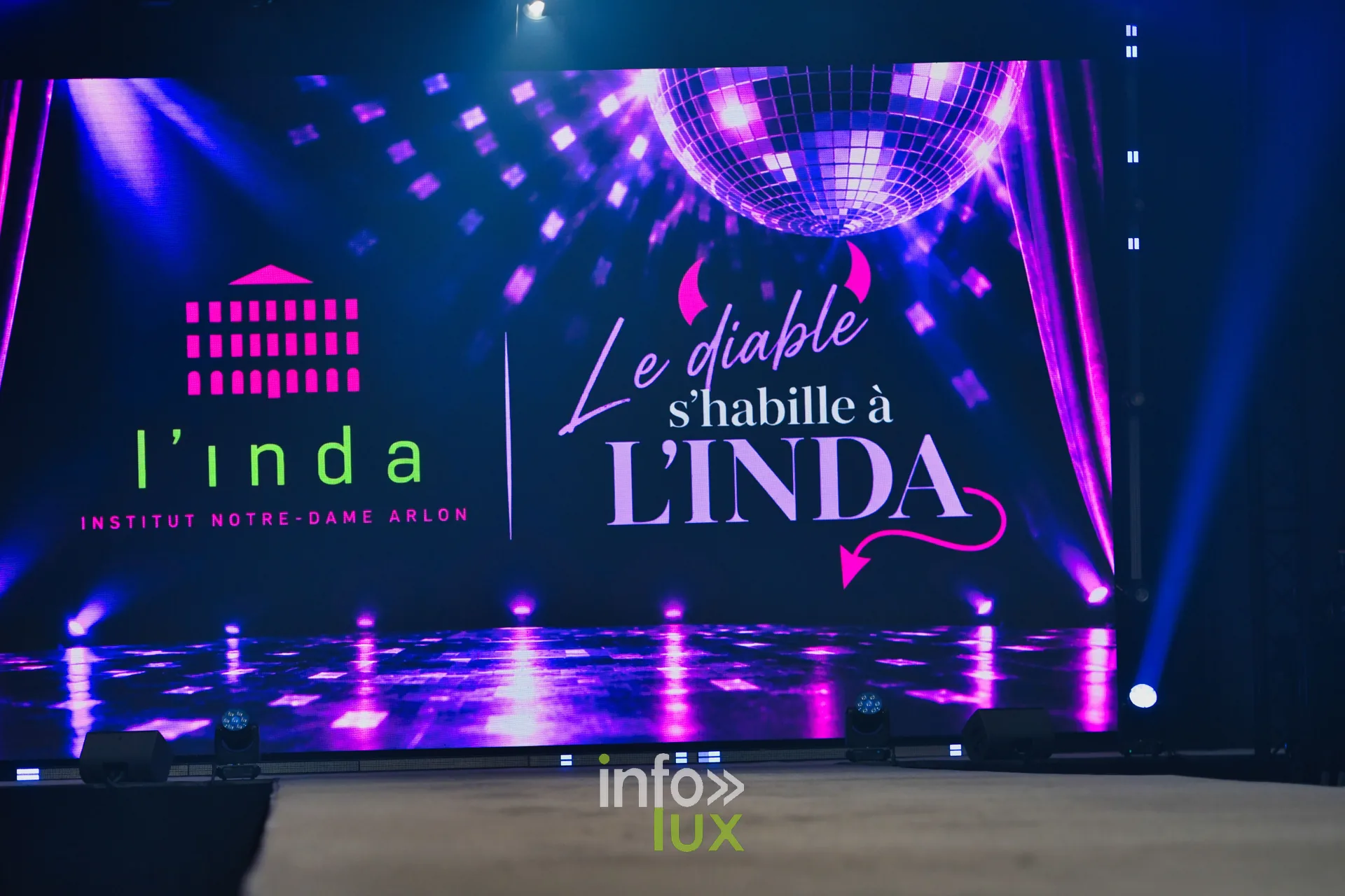 Écran « Le diable s’habille à L’INDA » de l’Institut Notre-Dame Arlon sur la scène de la Lux Fashion Week 2026