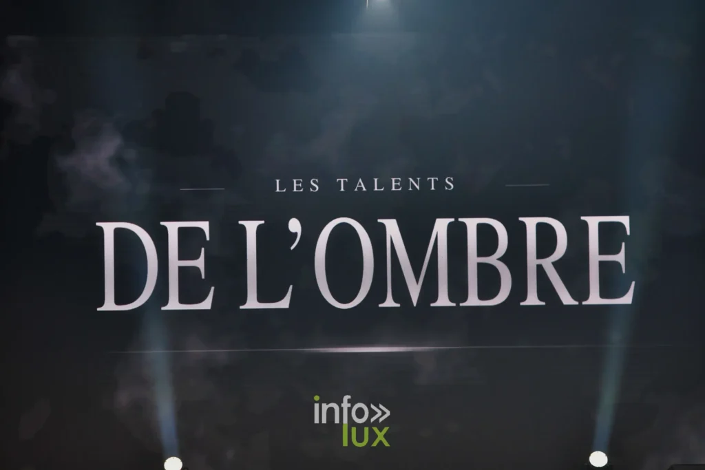 Écran « Les talents de l’ombre », titre du show coiffure et maquillage, Lux Fashion Week 2026, Arlon