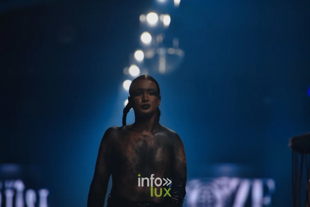 Mannequin torse nu au maquillage noir craquelé sur le podium du show « Les talents de l’ombre », Lux Fashion Week 2026, Arlon