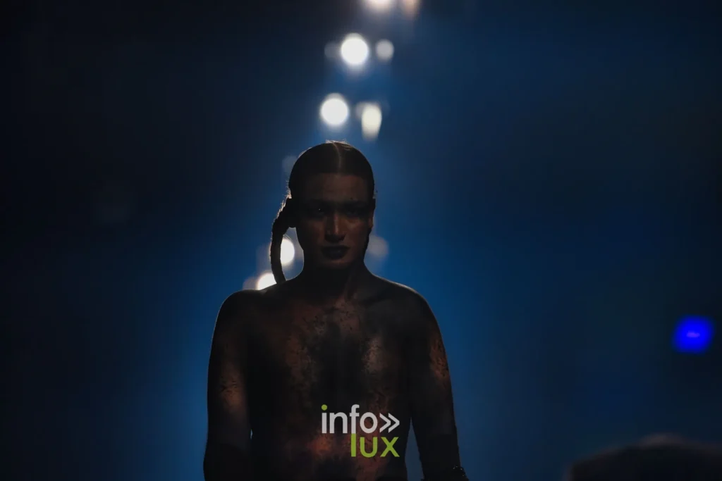Mannequin torse nu au maquillage craquelé, en contre-jour sur le podium, Lux Fashion Week 2026, Arlon