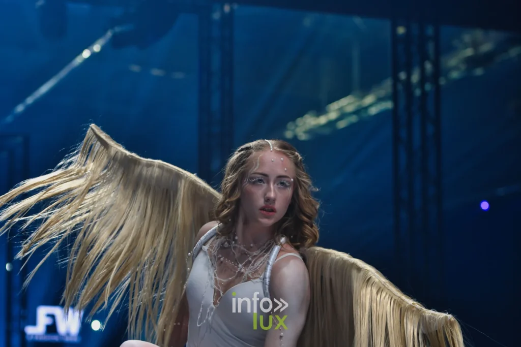 Nova ailes déployées sur le podium, Lux Fashion Week 2026, Arlon