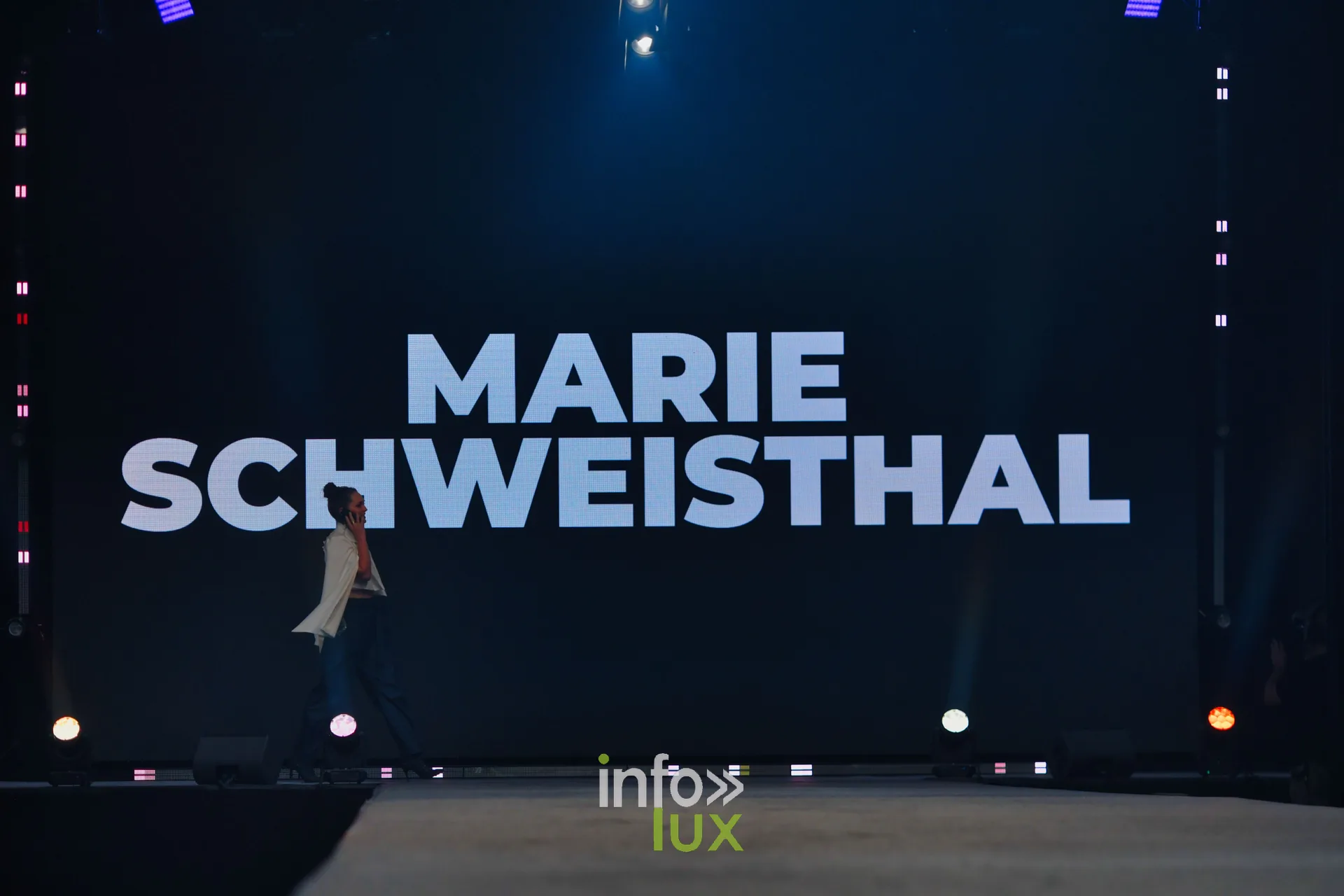 Écran de scène au nom de Marie Schweisthal, au début de son passage, Lux Fashion Week 2026, Arlon