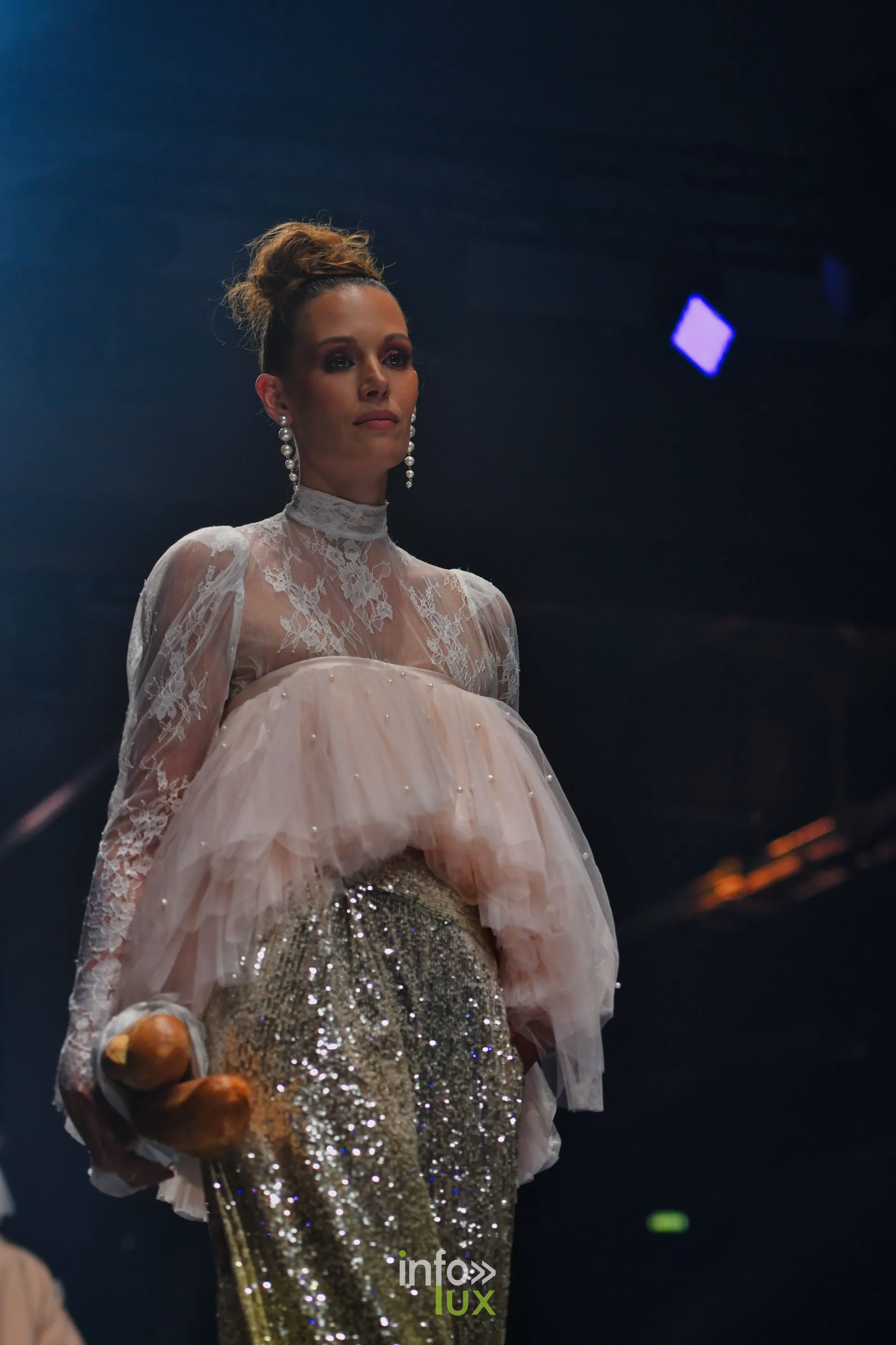 Blouse en dentelle blanche à col montant, volant de tulle rose pâle et jupe pailletée, collection « Bridal Everyday » de Marie Schweisthal, Lux Fashion Week 2026, Arlon