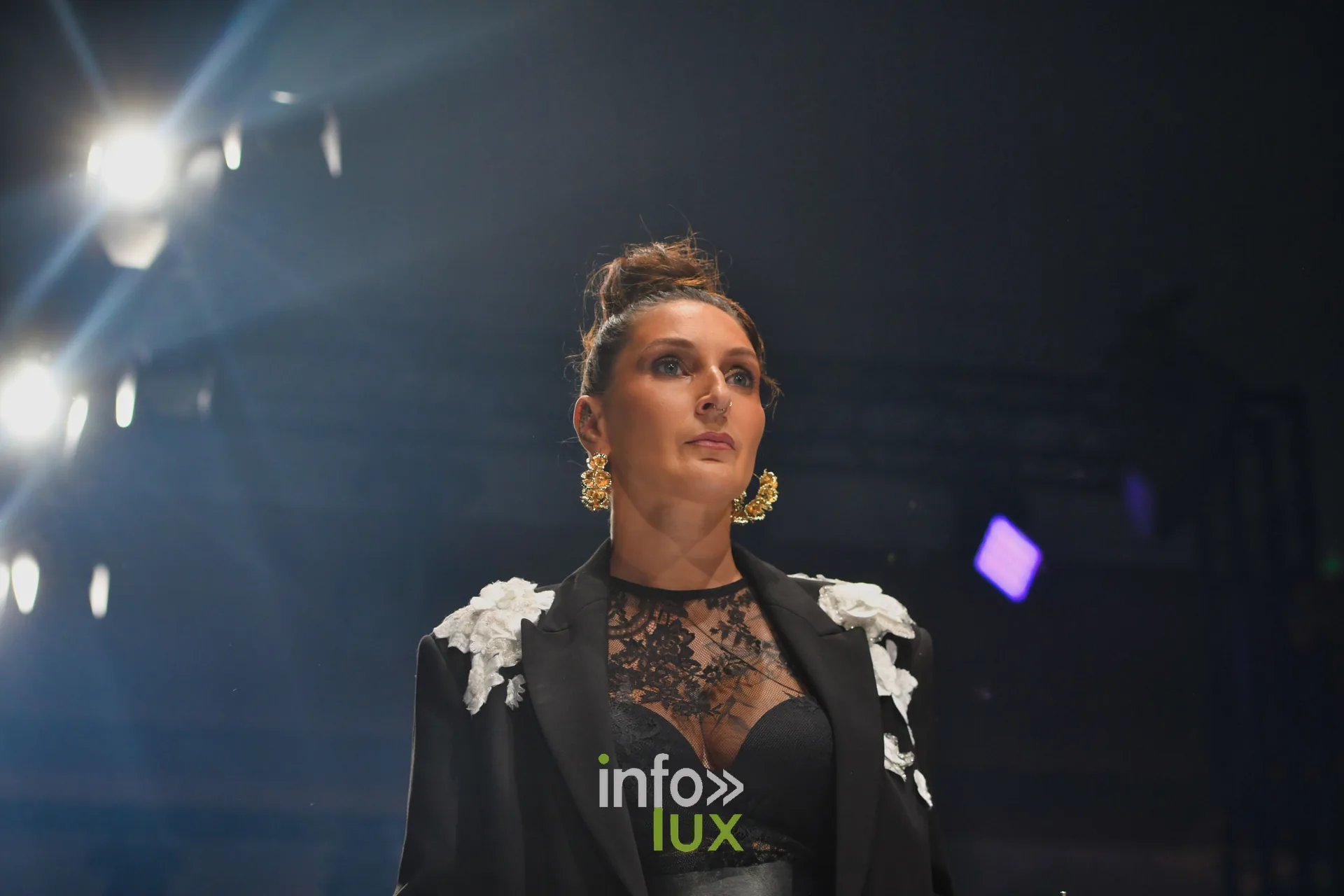 Veste noire à fleurs blanches appliquées sur les épaules, portée sur un haut en dentelle noire, collection « Bridal Everyday » de Marie Schweisthal, Lux Fashion Week 2026, Arlon