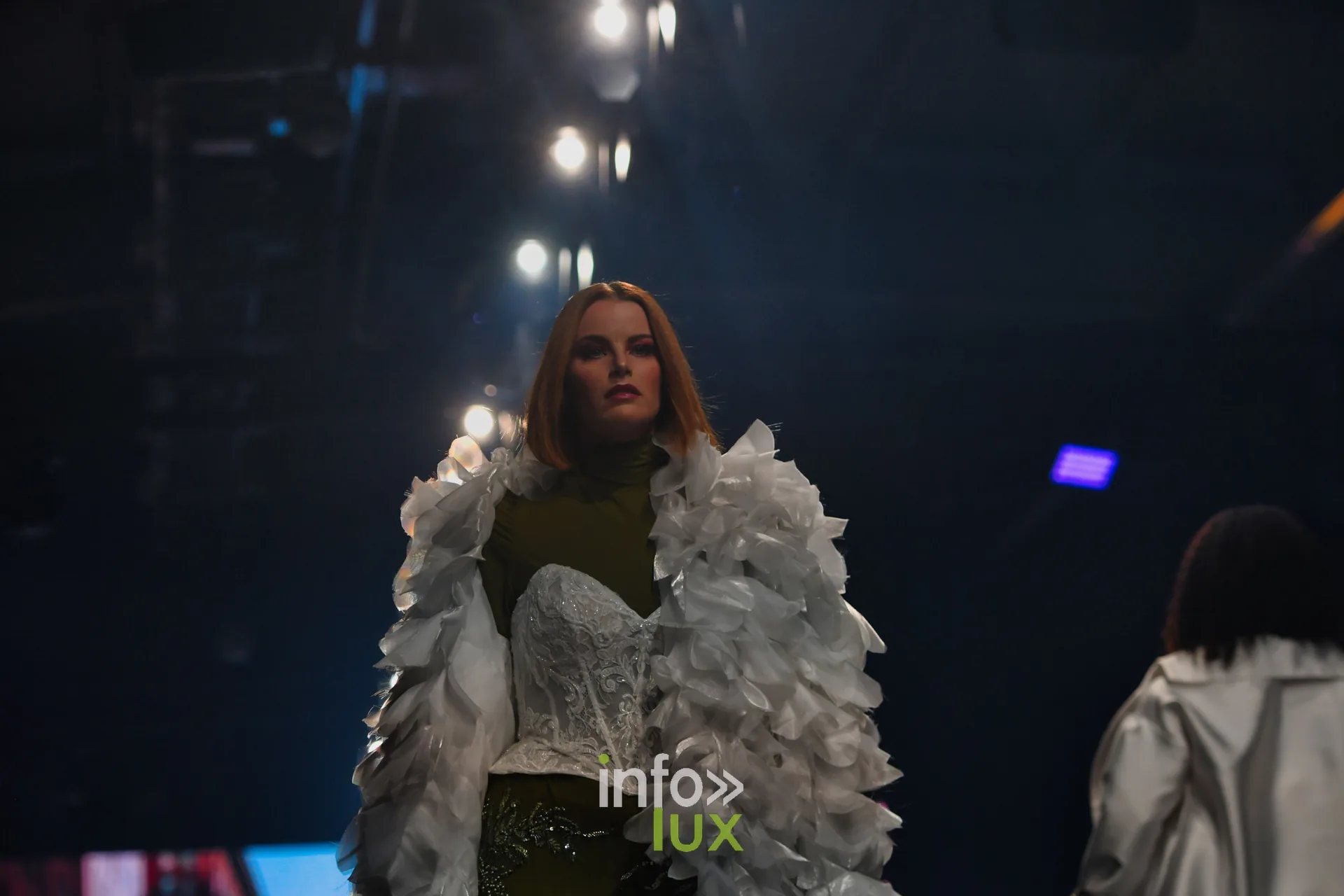 Grande veste à volants blancs sur un corset en dentelle blanche, collection « Bridal Everyday » de Marie Schweisthal, Lux Fashion Week 2026, Arlon