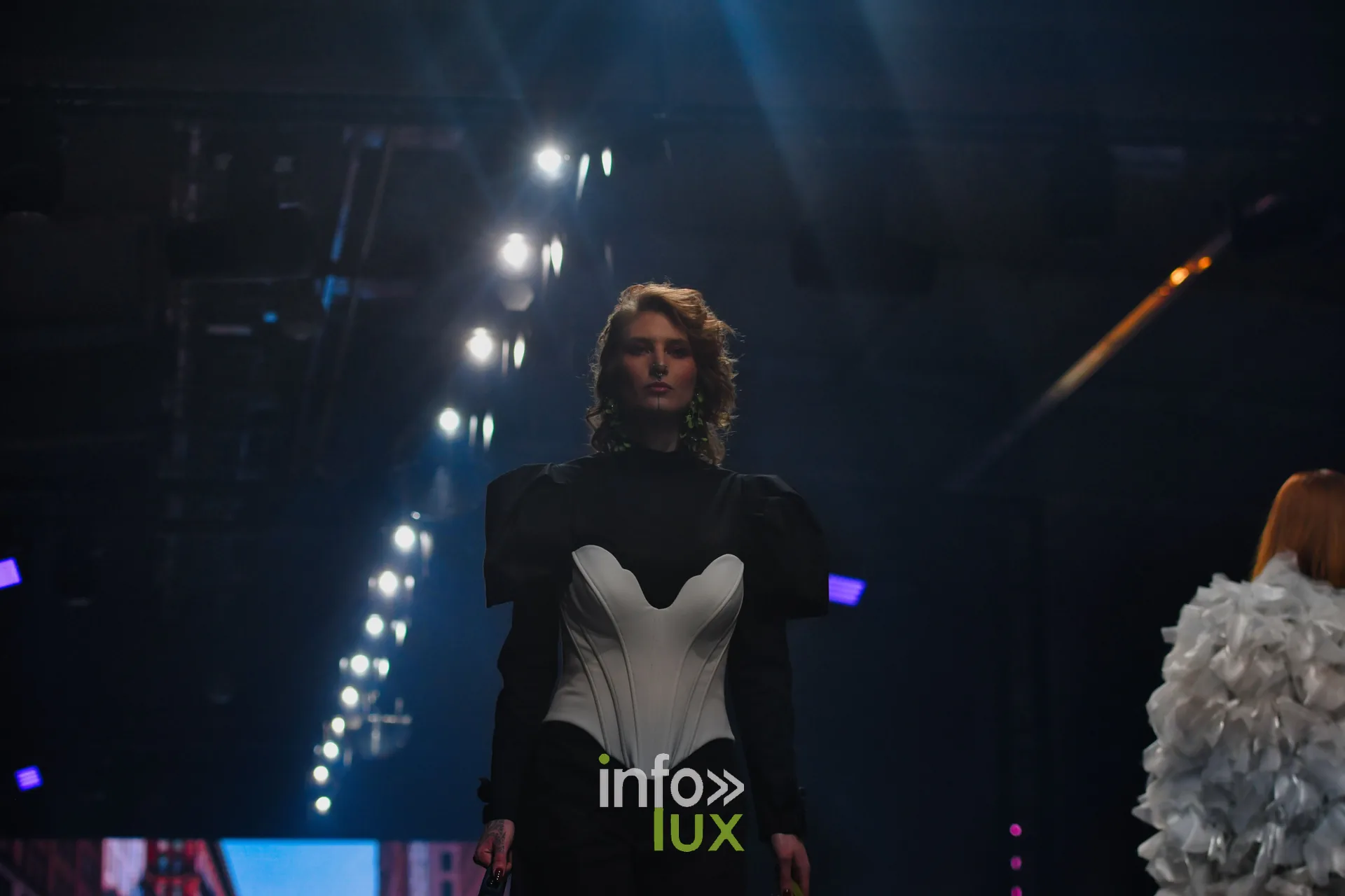 Corset blanc sur un haut noir à manches bouffantes, collection « Bridal Everyday » de Marie Schweisthal, Lux Fashion Week 2026, Arlon