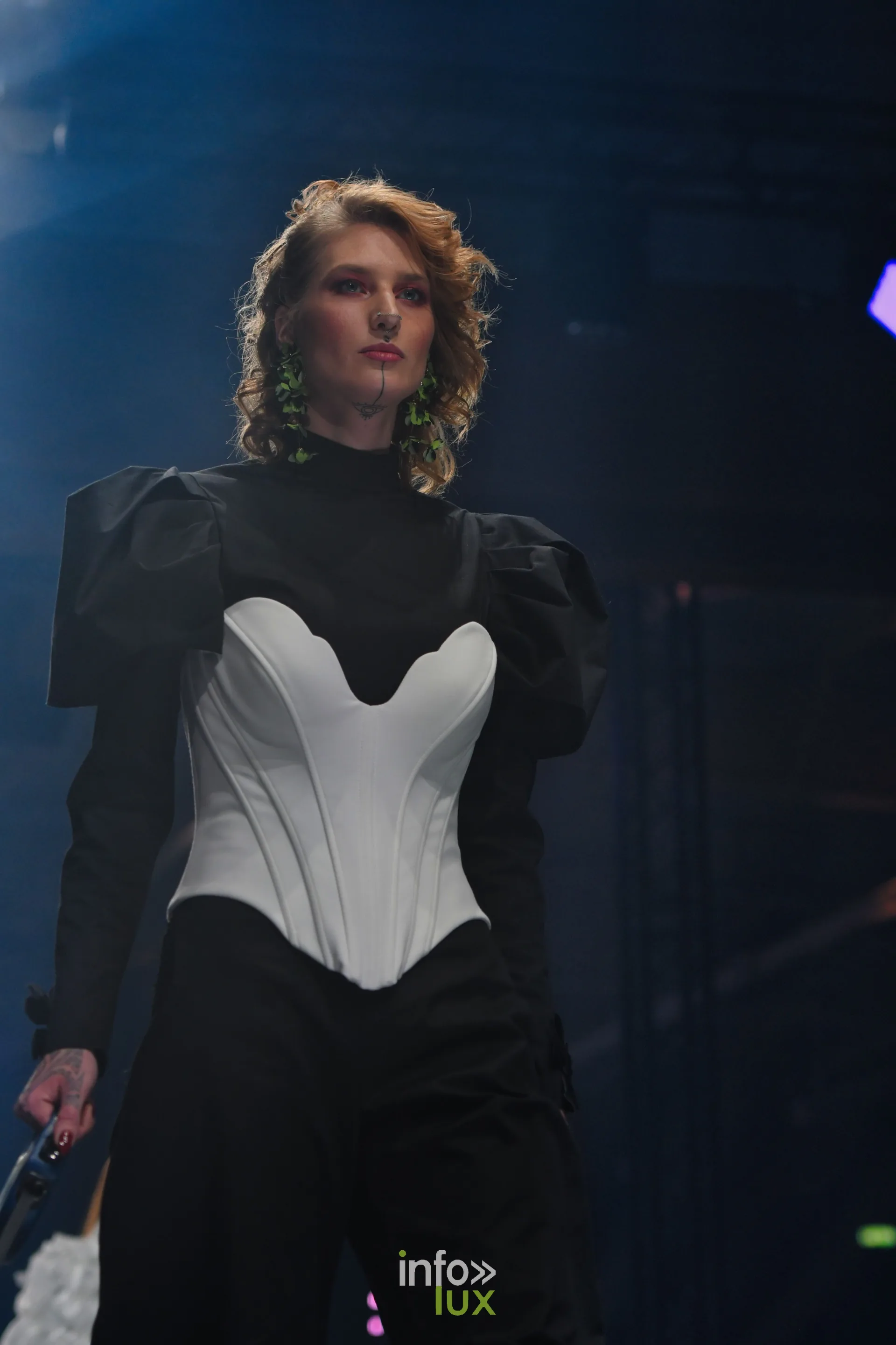 Corset blanc et haut noir à manches bouffantes, en pied, collection « Bridal Everyday » de Marie Schweisthal, Lux Fashion Week 2026, Arlon