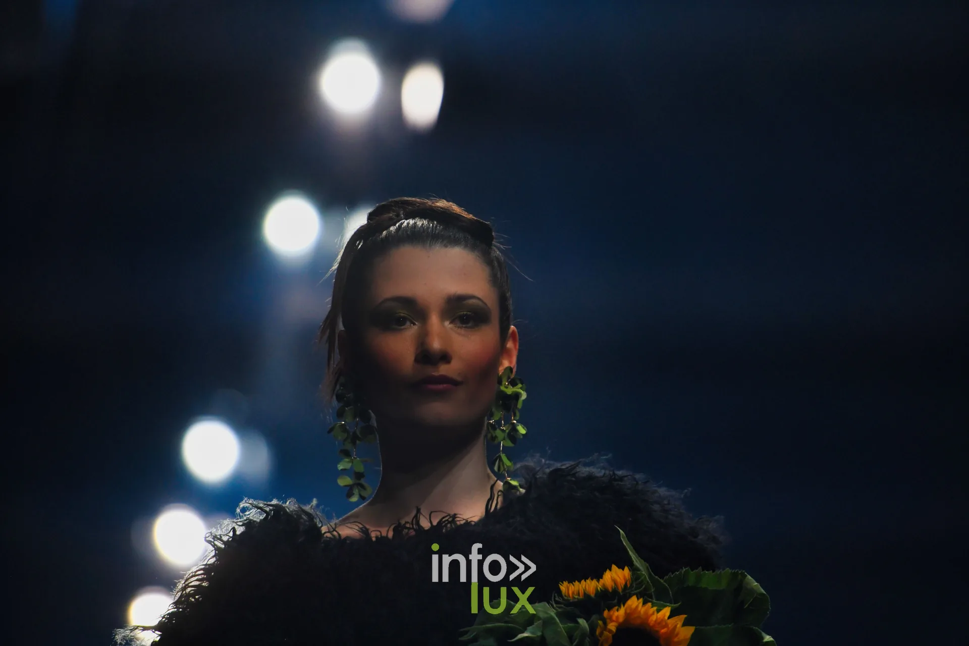 Veste noire à poils longs, boucles d’oreilles en feuillage et bouquet de tournesols, collection « Bridal Everyday » de Marie Schweisthal, Lux Fashion Week 2026, Arlon